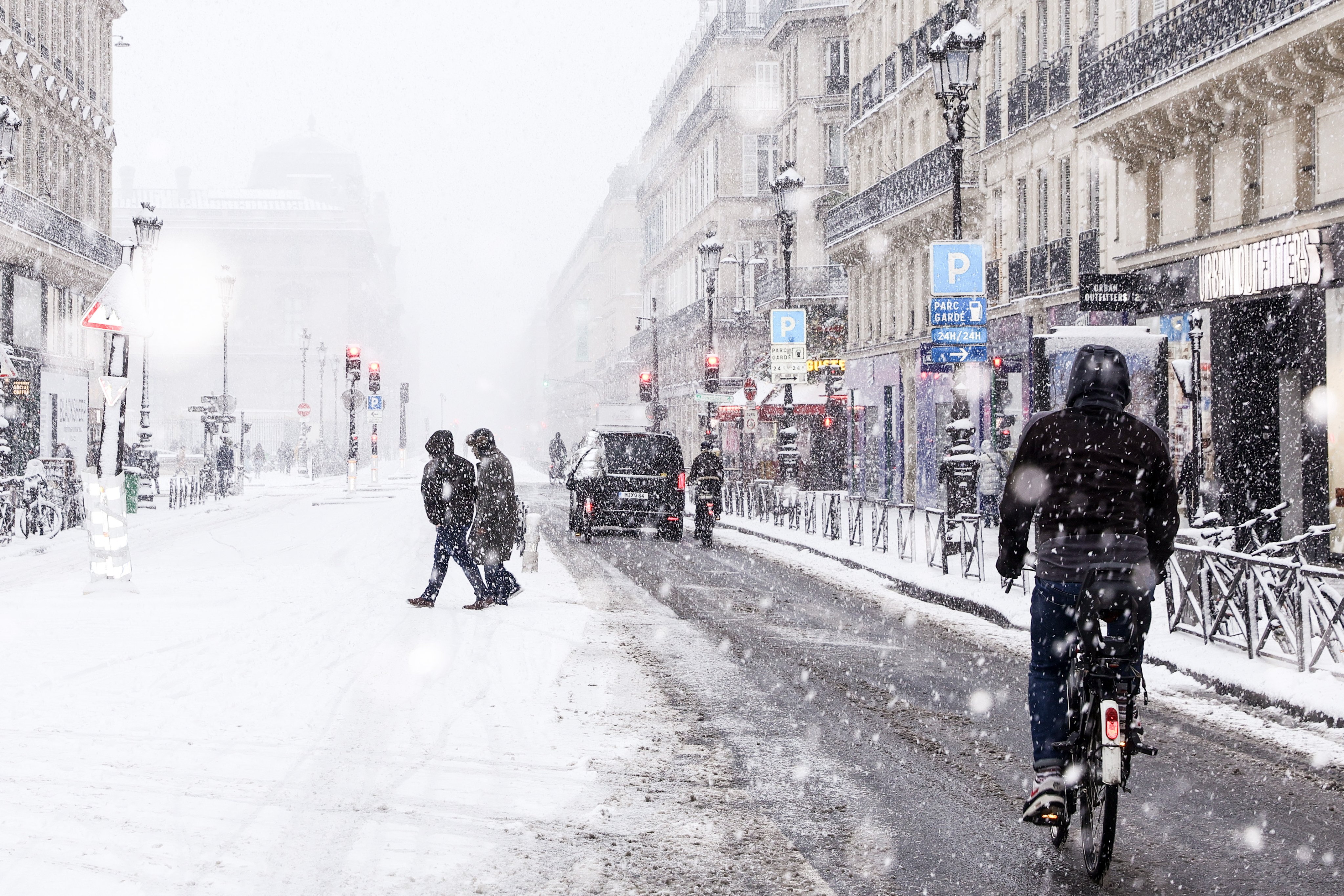 Snow falls on the streets of central Paris on Wednesday. Photo: EPA-EFE