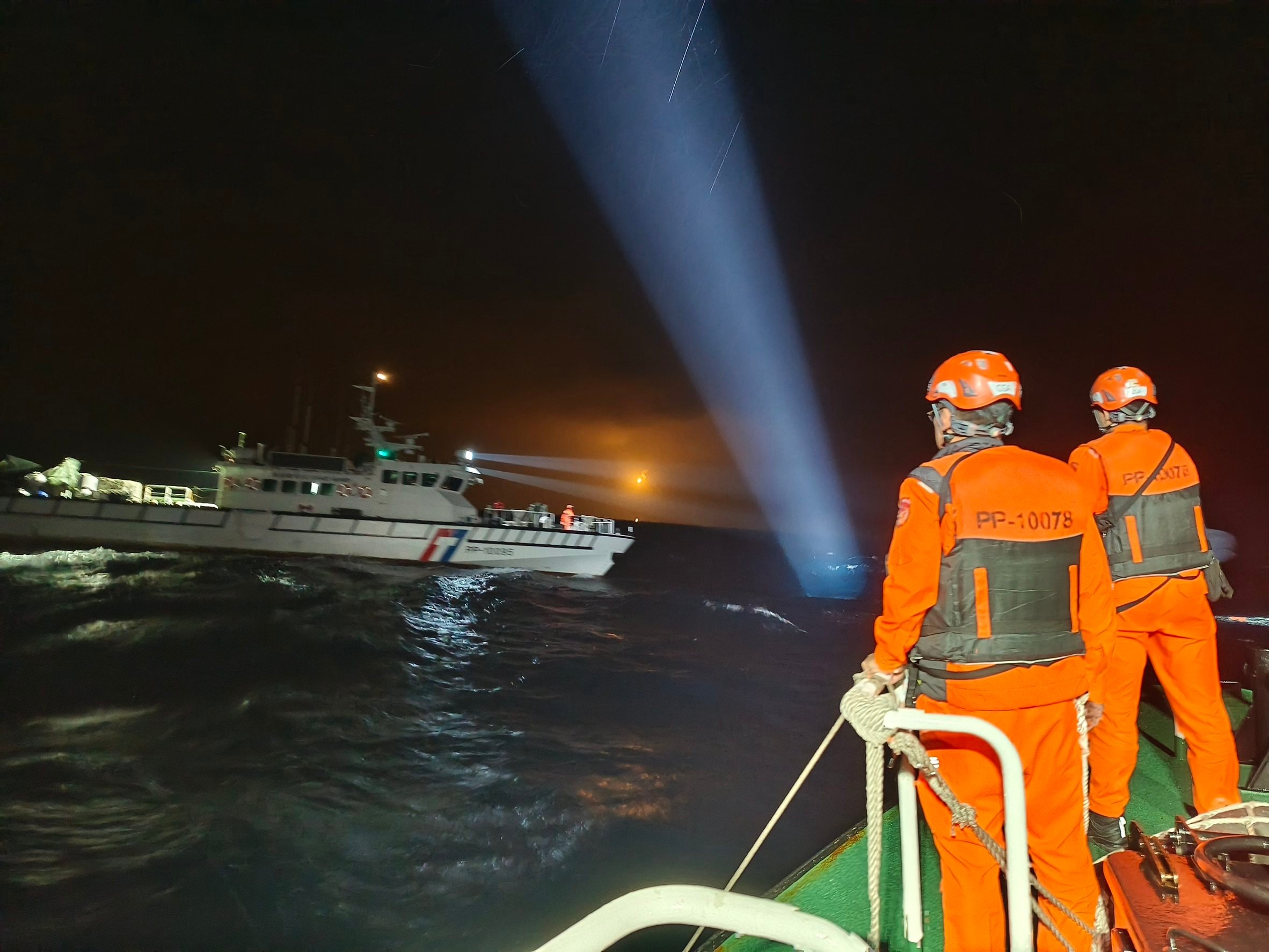 Cold weather and high waves have complicated the search for a missing Taiwanese airforce pilot who reportedly parachuted out of an F-16V fighter jet on Tuesday evening. Photo: CNA