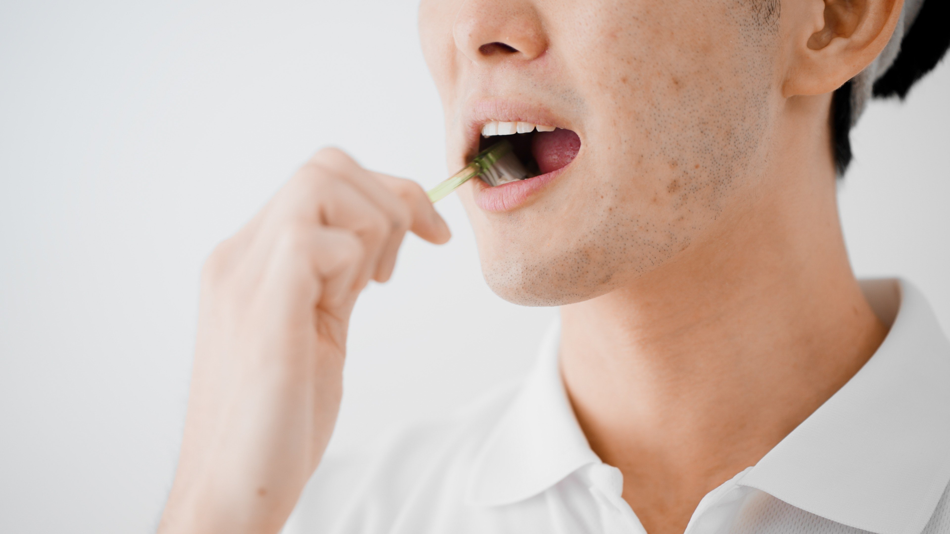Brushing one’s teeth is a basic part of oral hygiene today. Centuries ago, Chinese people used chewing sticks, among other methods, to keep their teeth clean. Photo: Shutterstock