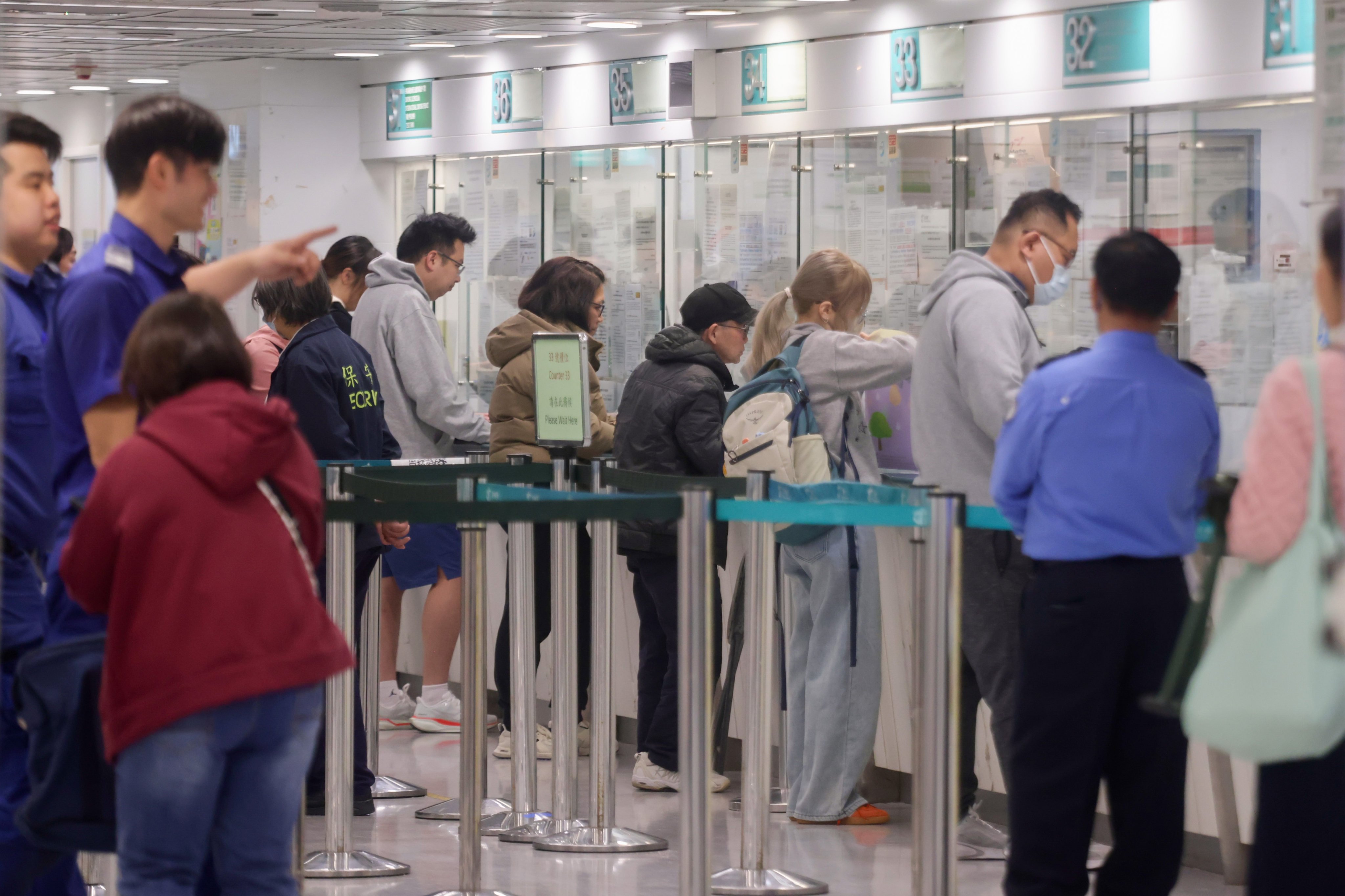People line up at the Transport Department’s licensing office in Admiralty. Photo: Jonathan Wong