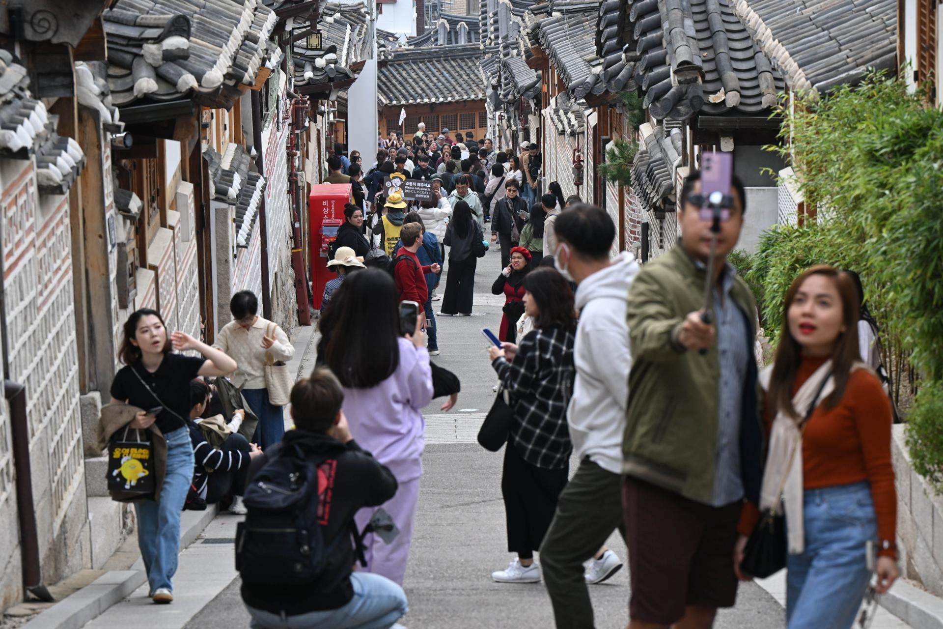 An alley crowded with tourists in central Seoul’s Bukchon Hanok Village. Photo: Korea Times