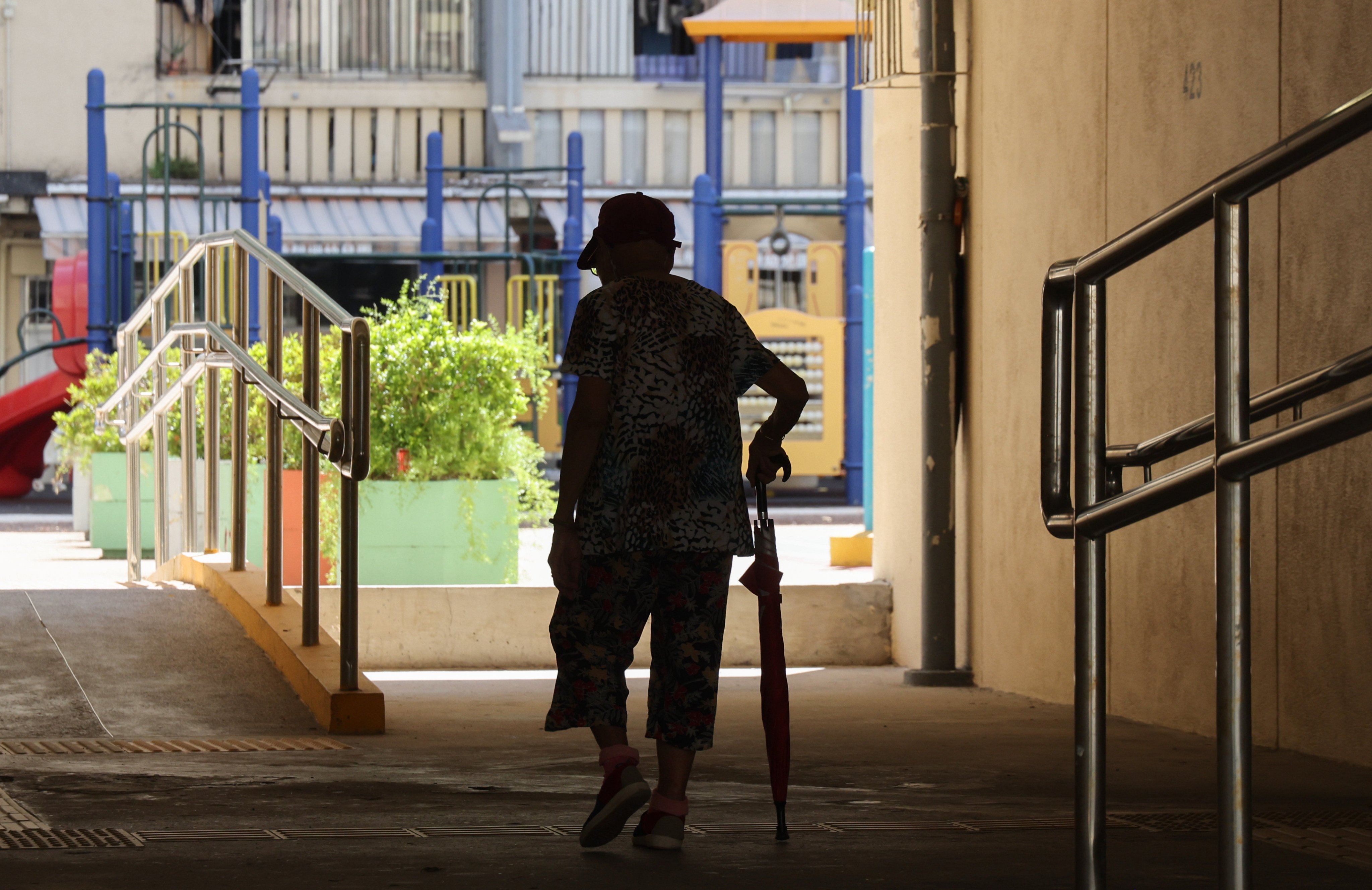An elderly woman at Oi Man Estate in Ho Man Tin in October 2025. Photo: Jelly Tse