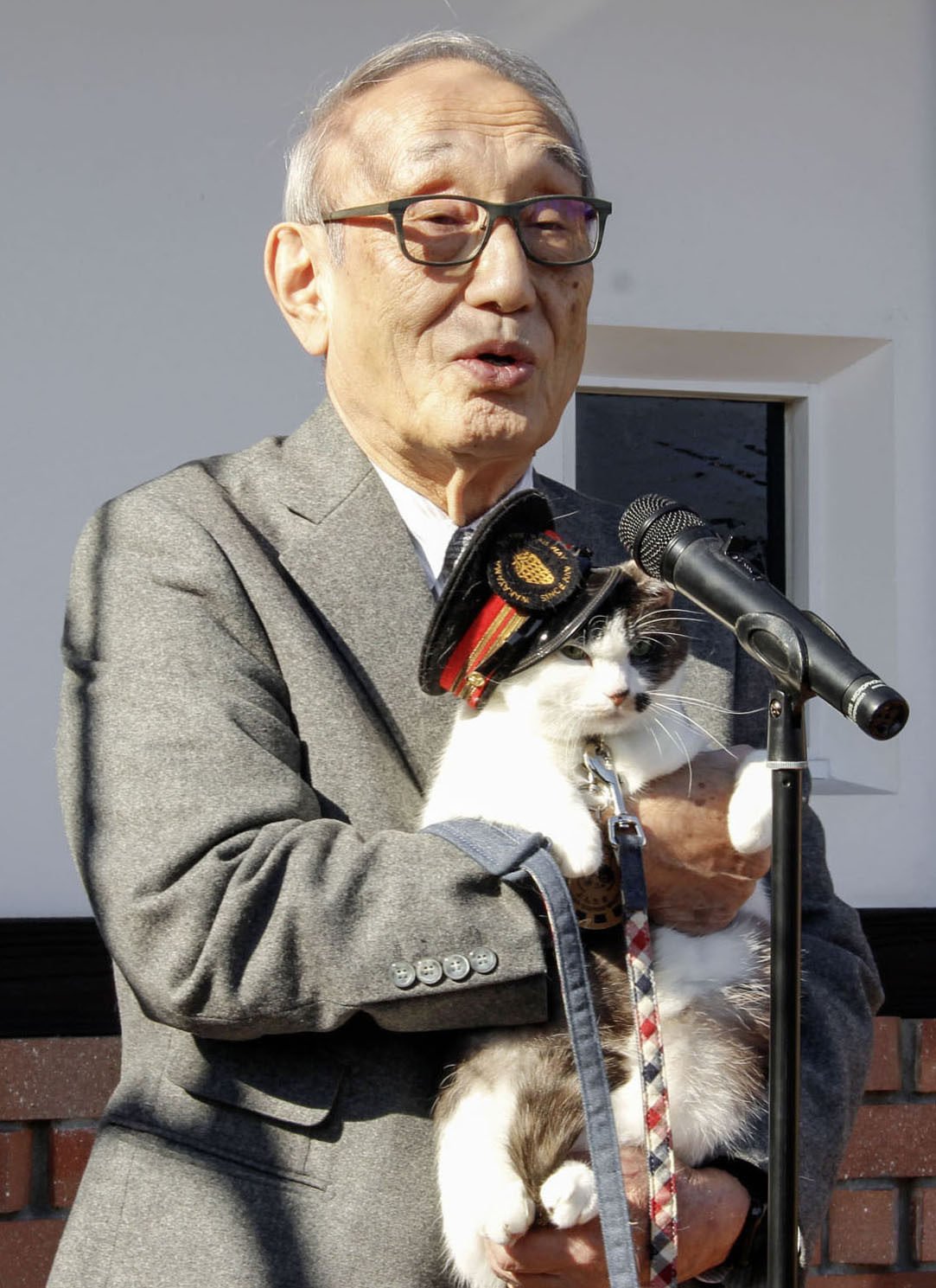 Newly appointed cat stationmaster Yontama is held by Wakayama Electric Railway President Mitsunobu Kojima on Wednesday, in Kinokawa, Wakayama prefecture, Japan. Photo: Kyodo