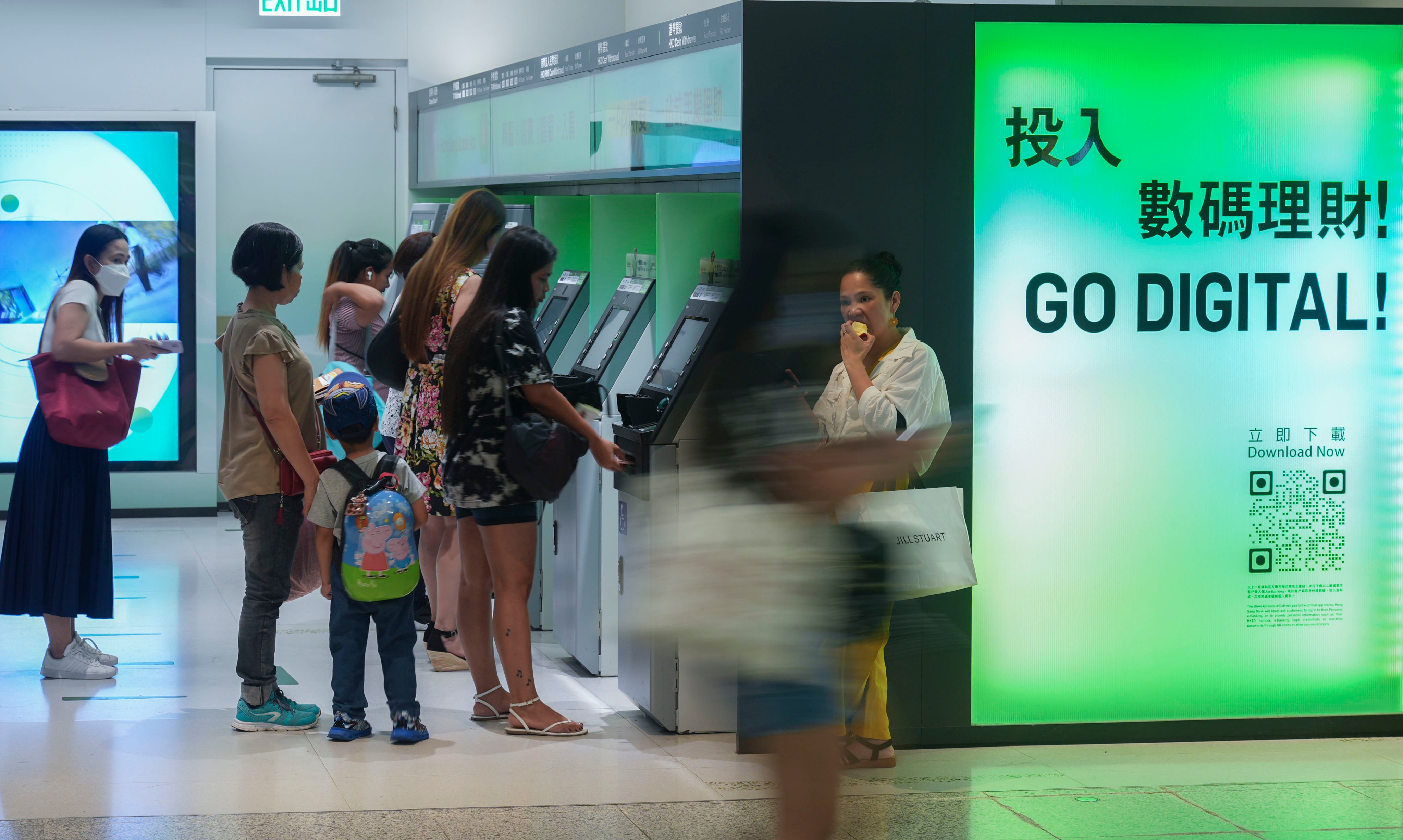 People use ATMs in Central in 2024. A 2025 survey found a majority of respondents reporting that digital banks could meet at least half of their daily banking needs. Photo: Eugene Lee