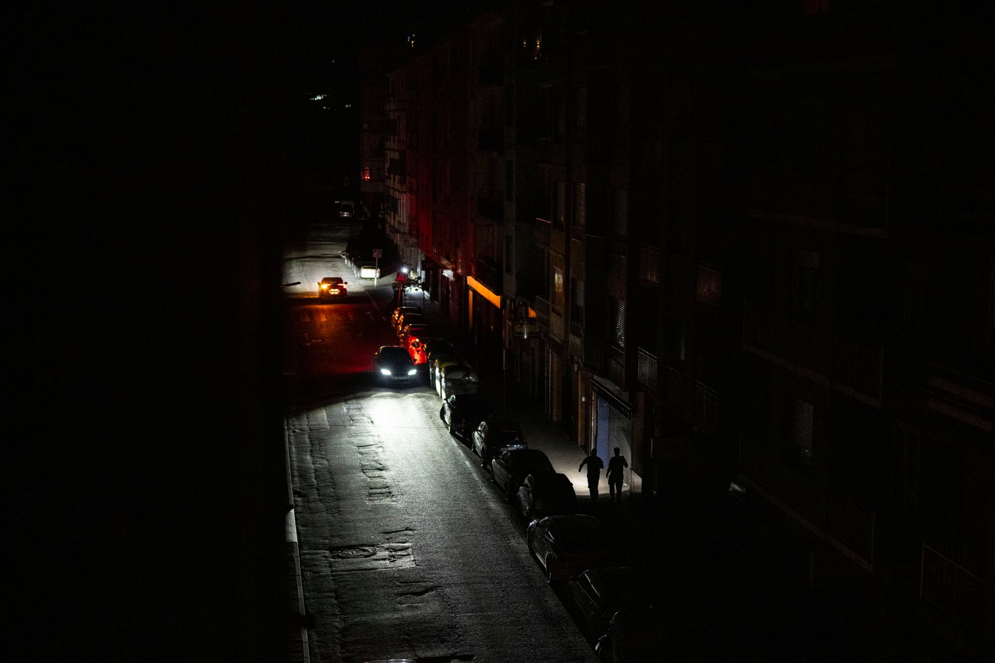 Cars drive along a darkened street in Ourense, Galicia, northwestern Spain, amid a mass power outage on April 28, 2025, which hit large parts of Spain and spread to neighbouring Portugal and France. Photo: EPA-EFE Cars drive along a darkened street in Ourense, Galicia, northwestern Spain, amid a mass power outage on April 28, 2025, which hit large parts of Spain and spread to neighbouring Portugal and France. Photo: EPA-EFE