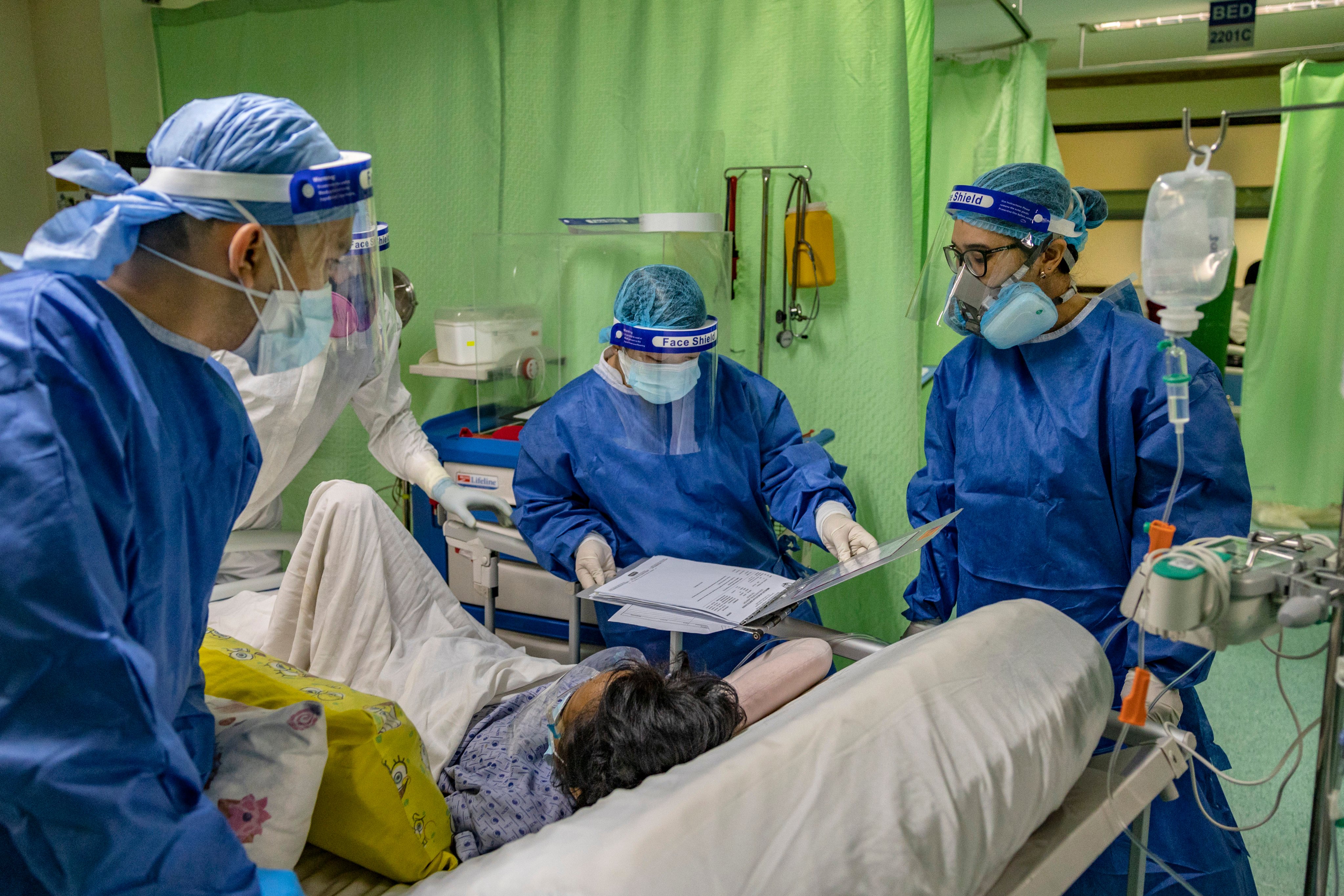 Medical professionals attend to a patient at the government-run National Kidney and Transplant Institute in Quezon City, Metro Manila, the Philippines. Photo: Getty Images