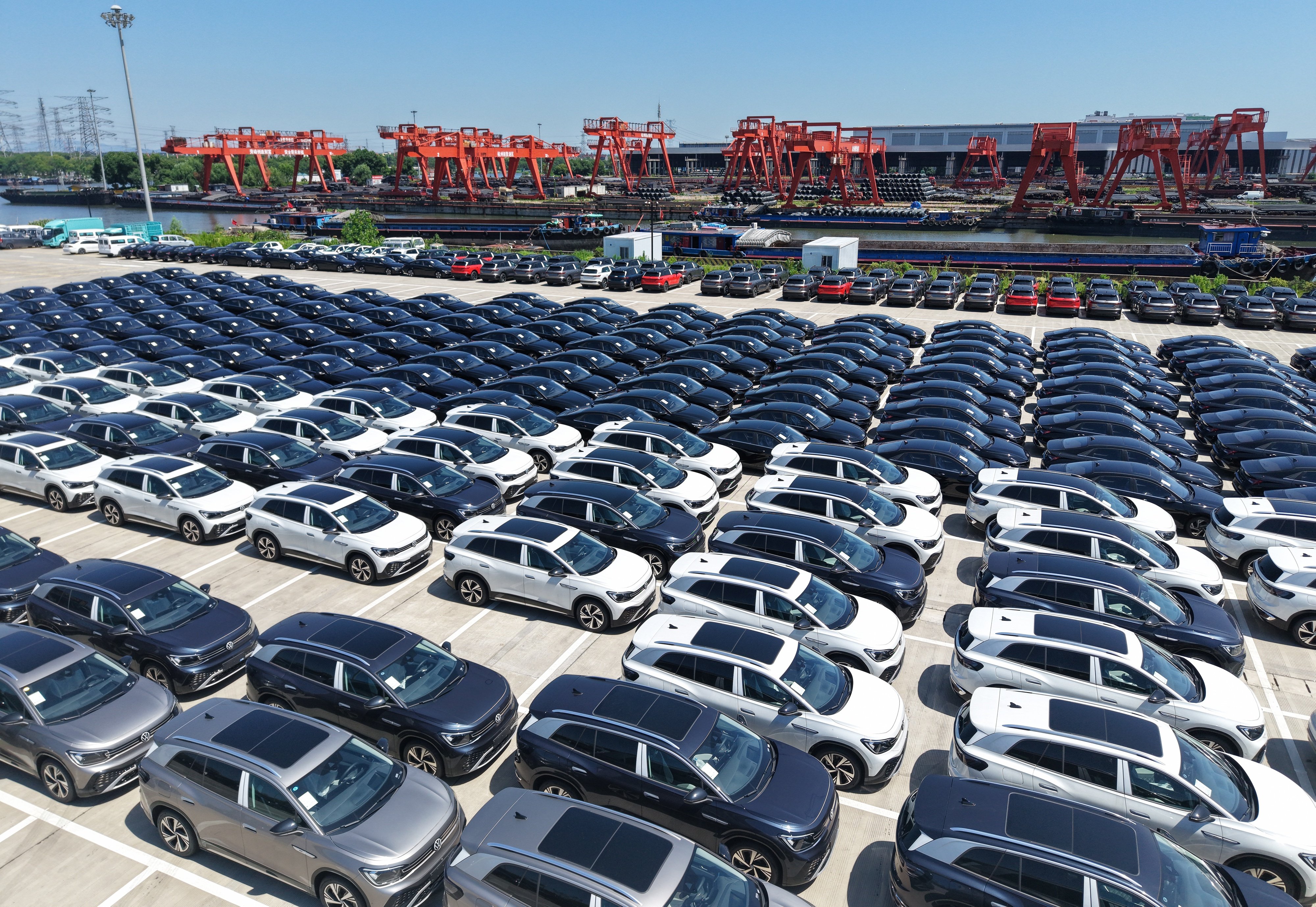 A drone photo taken on June 29 shows electric vehicles parked at an export terminal at the Hangzhou section of the Beijing-Hangzhou Grand Canal in Hangzhou, east China’s Zhejiang province. Photo: Xinhua