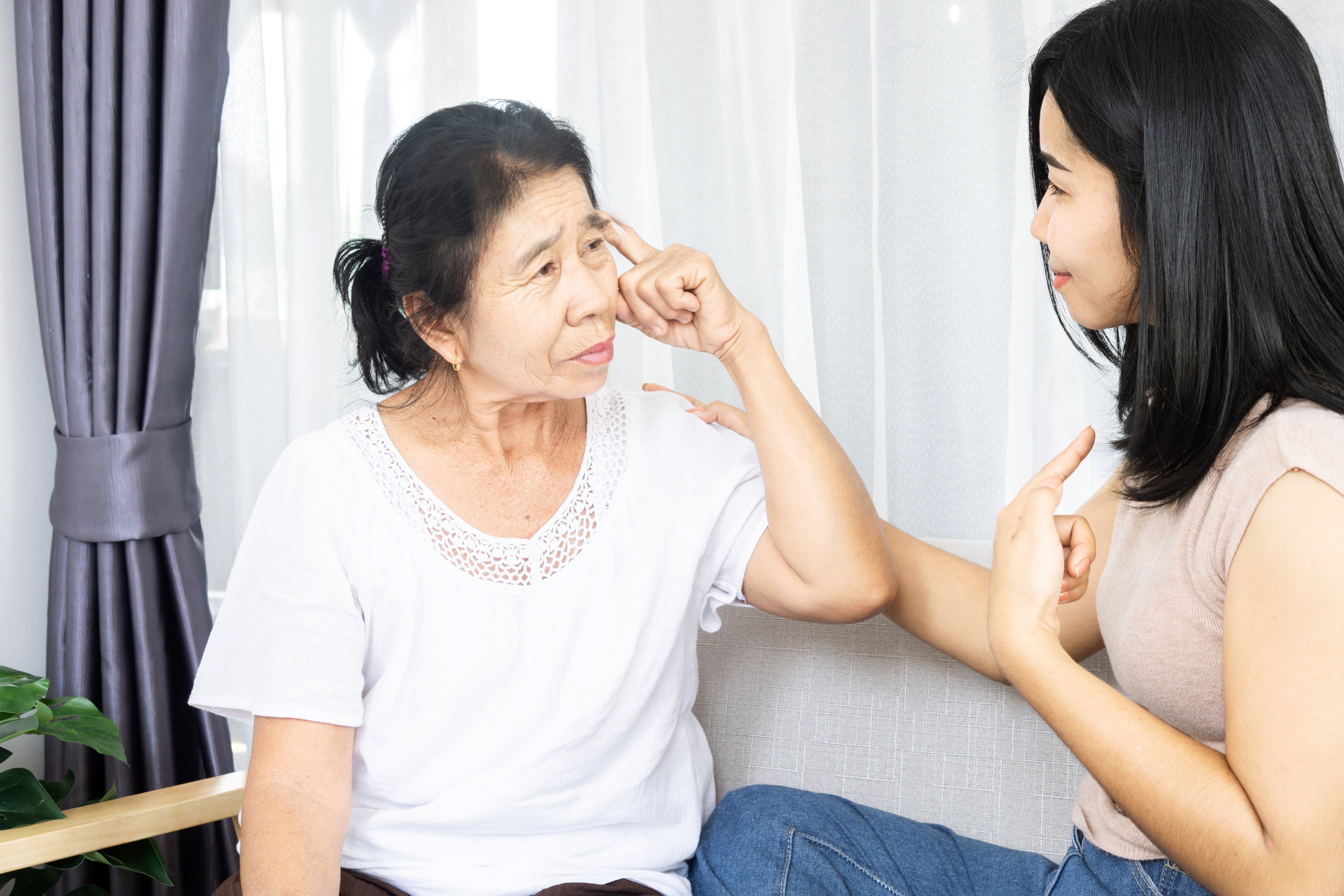 An elderly Asian woman with dementia is comforted by her daughter. A study of nearly 1,000 Singaporeans found that those showing early signs of Alzheimer’s tended to have “enlarged perivascular spaces”, or blocked glymphatic channels, the pathways through which cerebrospinal fluid washes away toxins from the brain. Photo: Shutterstock