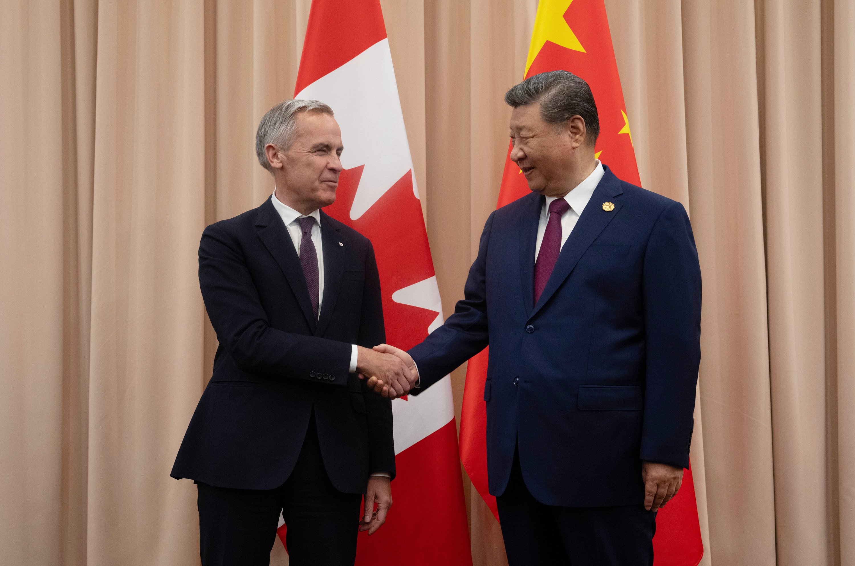 Canadian Prime Minister Mark Carne shakes hands with President Xi Jinping at the start of a meeting in Gyeongju, South Korea, on October 31, 2025. Photo: AP
