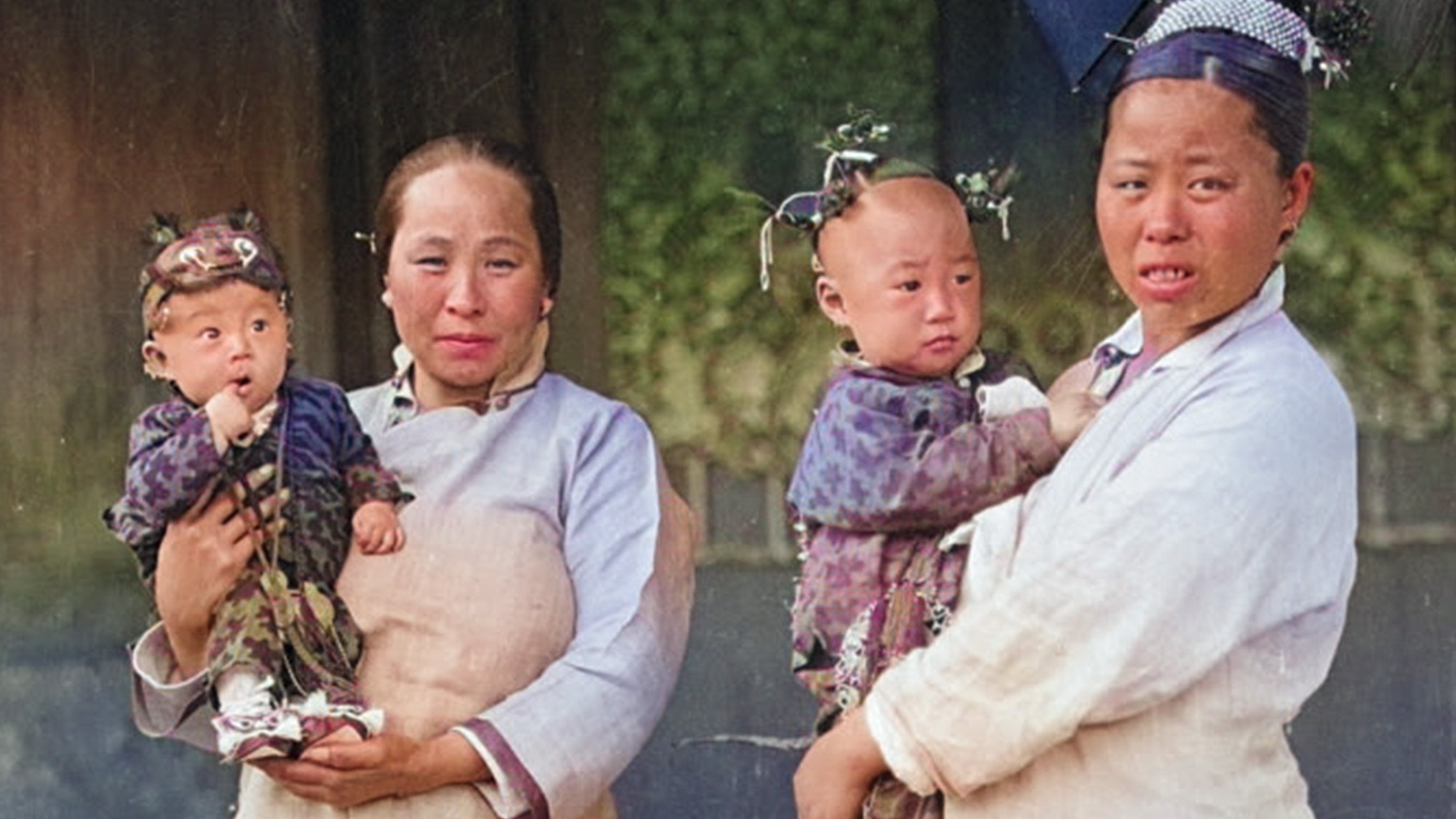 We explain China’s Manchu ethnic group’s tradition of hanging a wooden bow and arrow to signify a boy’s birth and a red cloth strip for a girl’s. Photo: Sohu