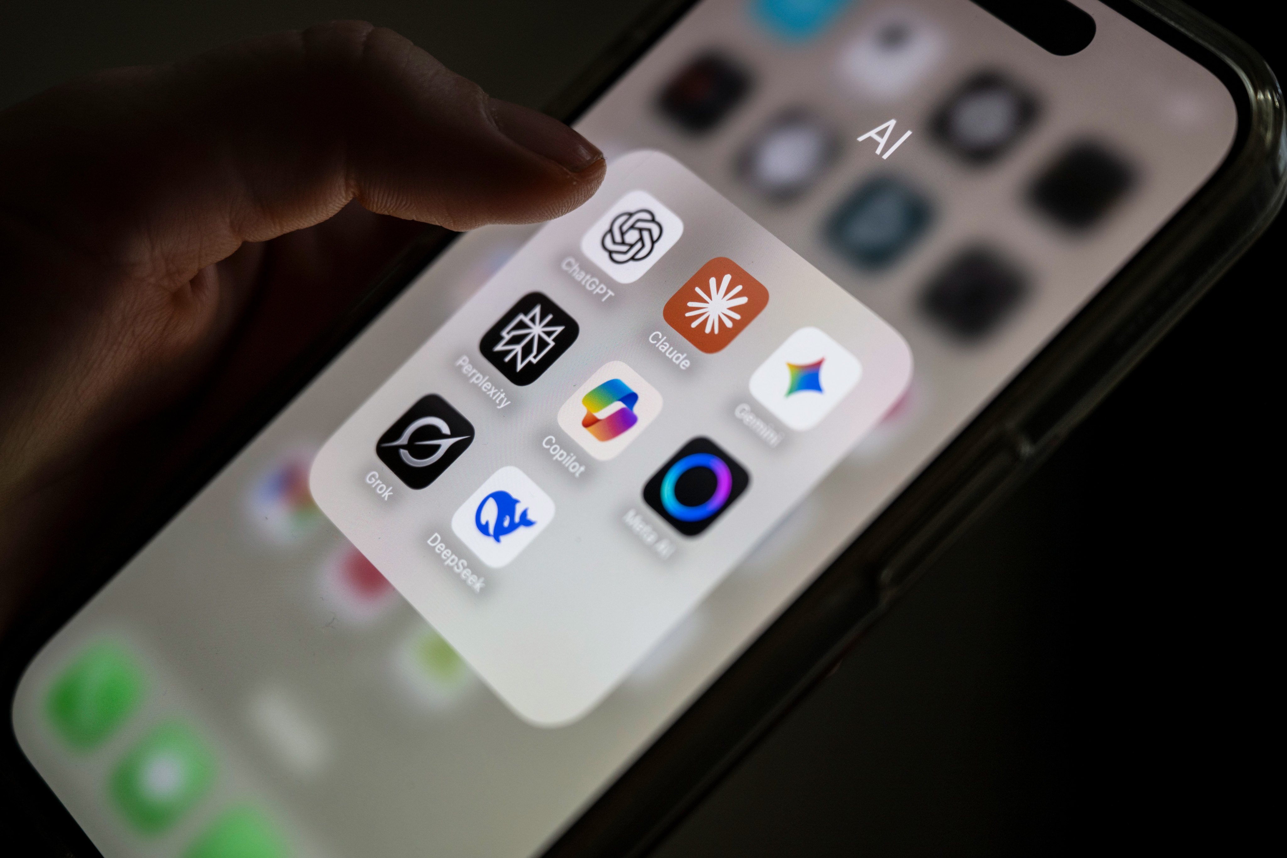 AI apps on a smartphone screen: ChatGPT, Claude, Gemini, Perplexity, Microsoft Copilot, Meta AI, Grok and DeepSeek. Photo: dpa