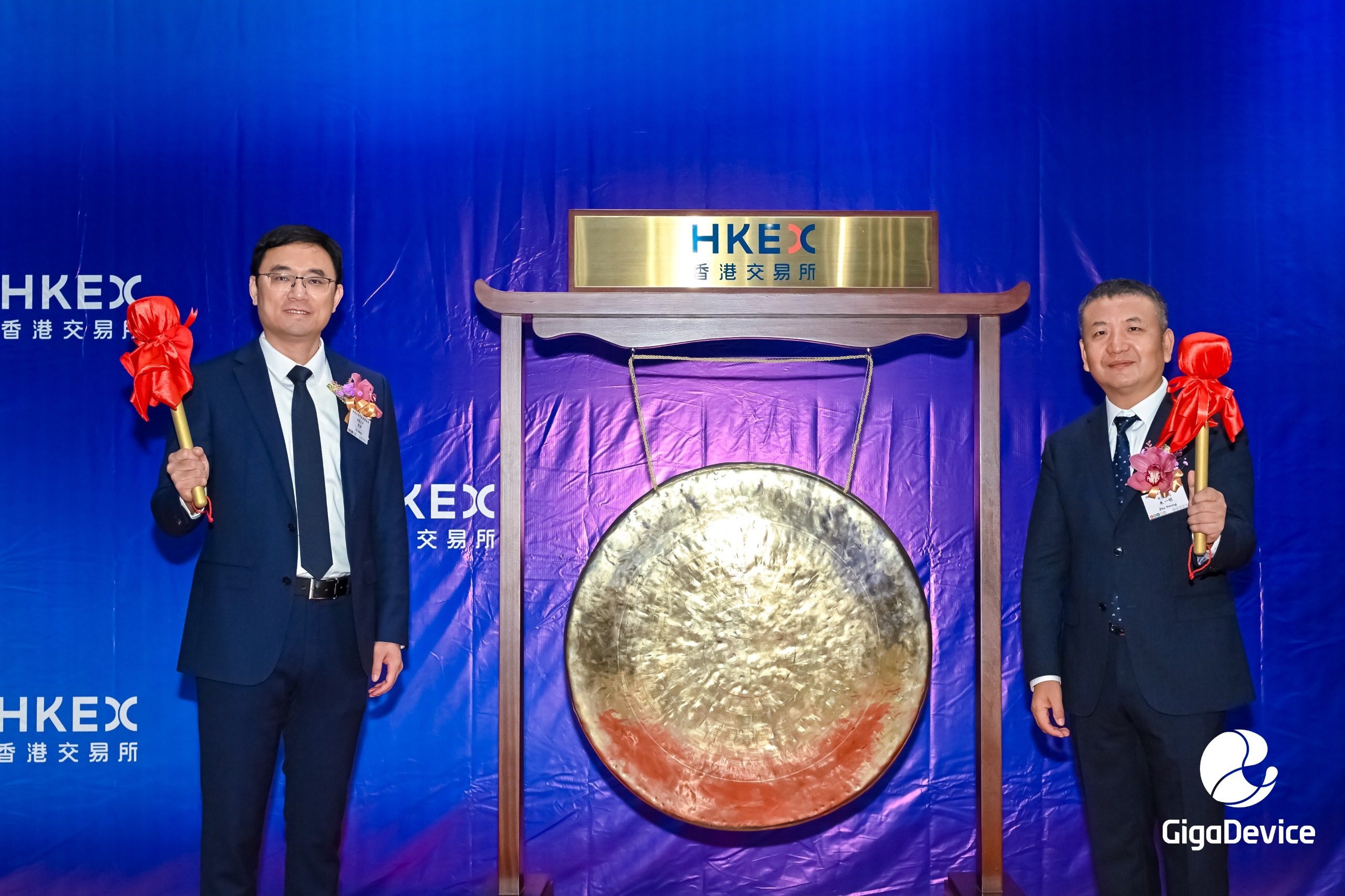 Zhu Yiming, right, chairman of GigaDevice Semiconductor, and Hu Hong, deputy general manager, at the firm’s trading debut on the Hong Kong stock exchange. Photo: Handout