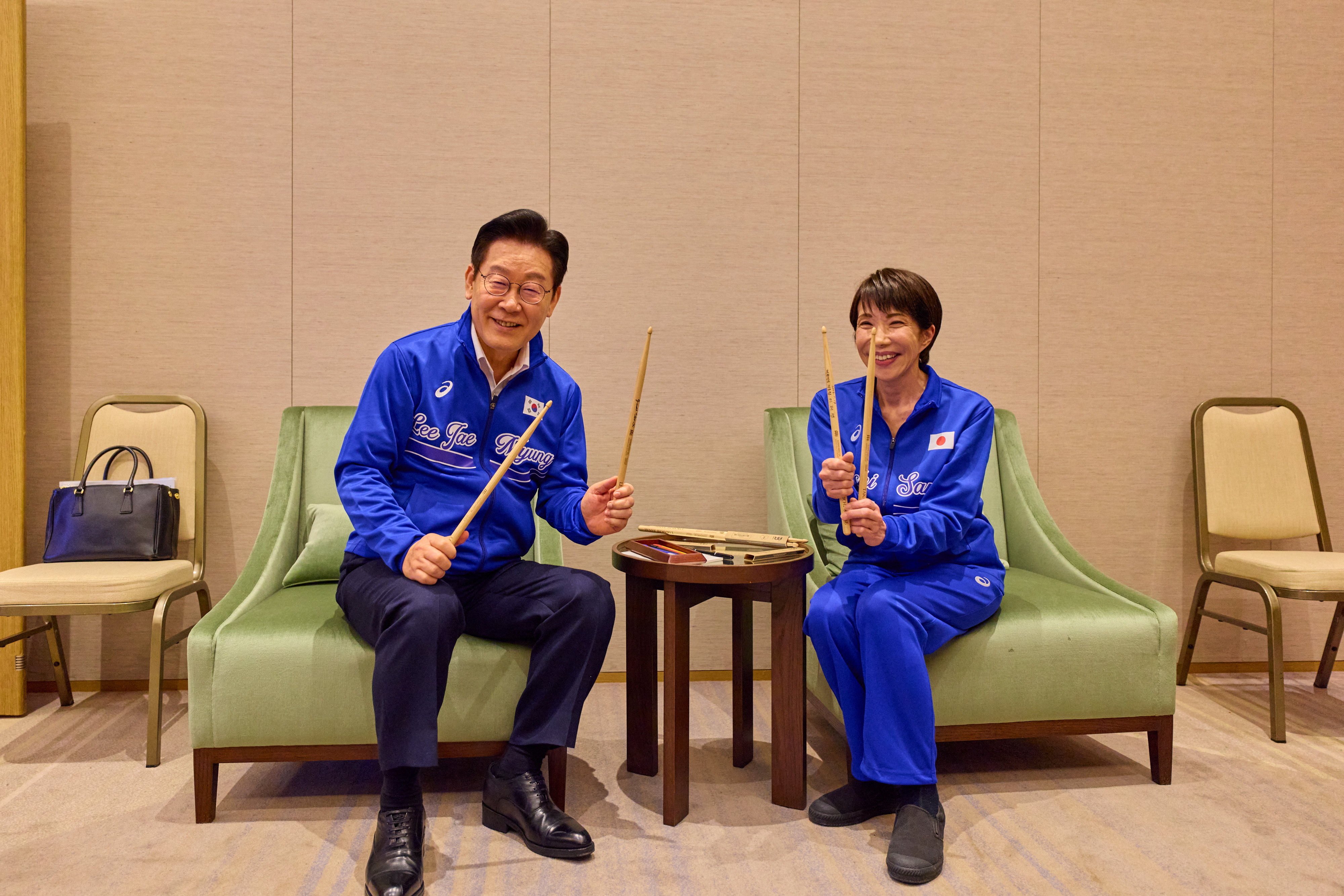 Japanese Prime Minister Sanae Takaichi and South Korean President Lee Jae Myung pose with autographed drumsticks after playing drums together post their meeting and exchanging them, in Nara, western Japan, January 13, 2026.   Yonhap via REUTERS   THIS IMAGE HAS BEEN SUPPLIED BY A THIRD PARTY. NO RESALES. NO ARCHIVES. SOUTH KOREA OUT. NO COMMERCIAL OR EDITORIAL SALES IN SOUTH KOREA.