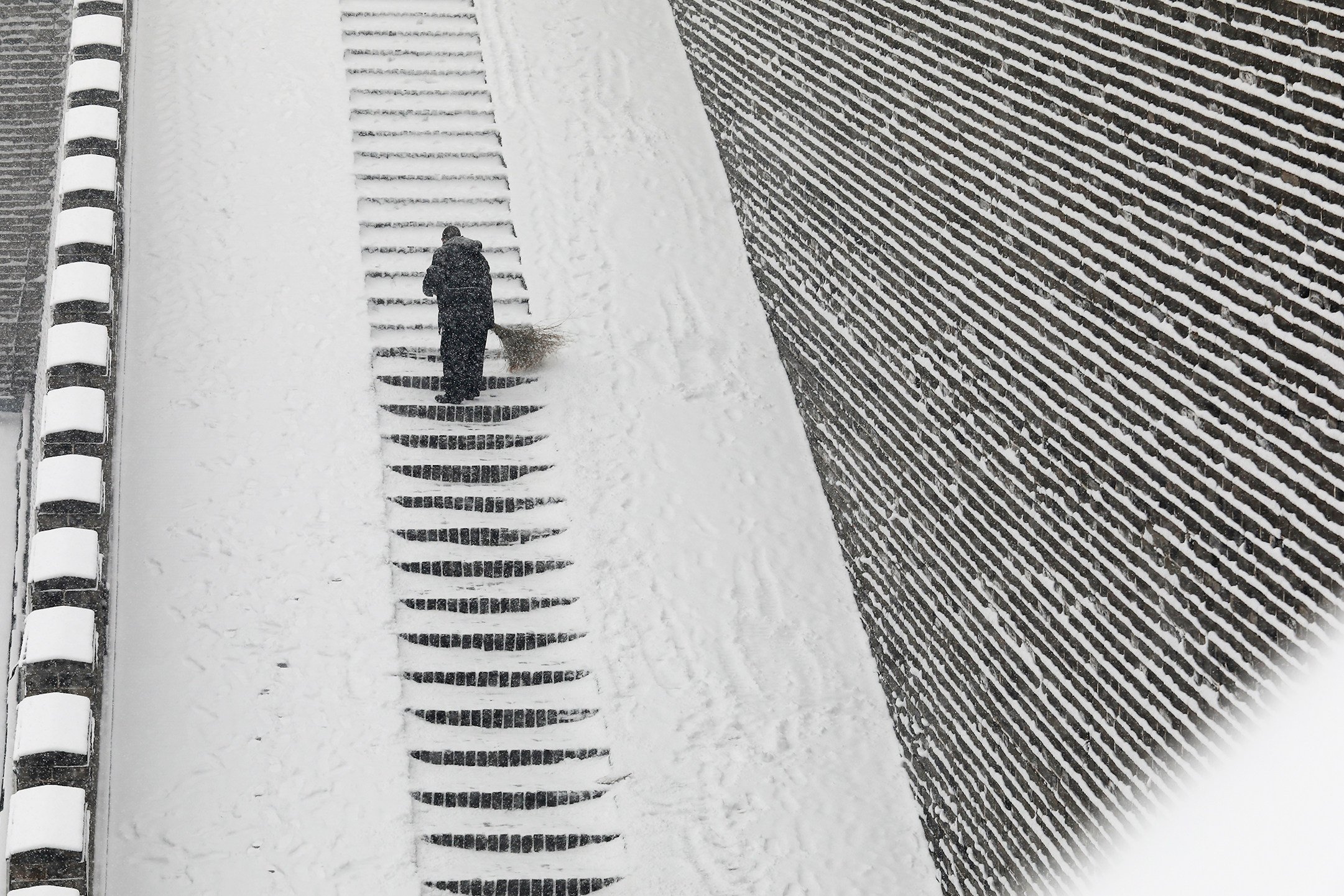 A worker sweeps snow in the town of Zhengding in north China’s Hebei province on January 5, 2020. Photo: Xinhua