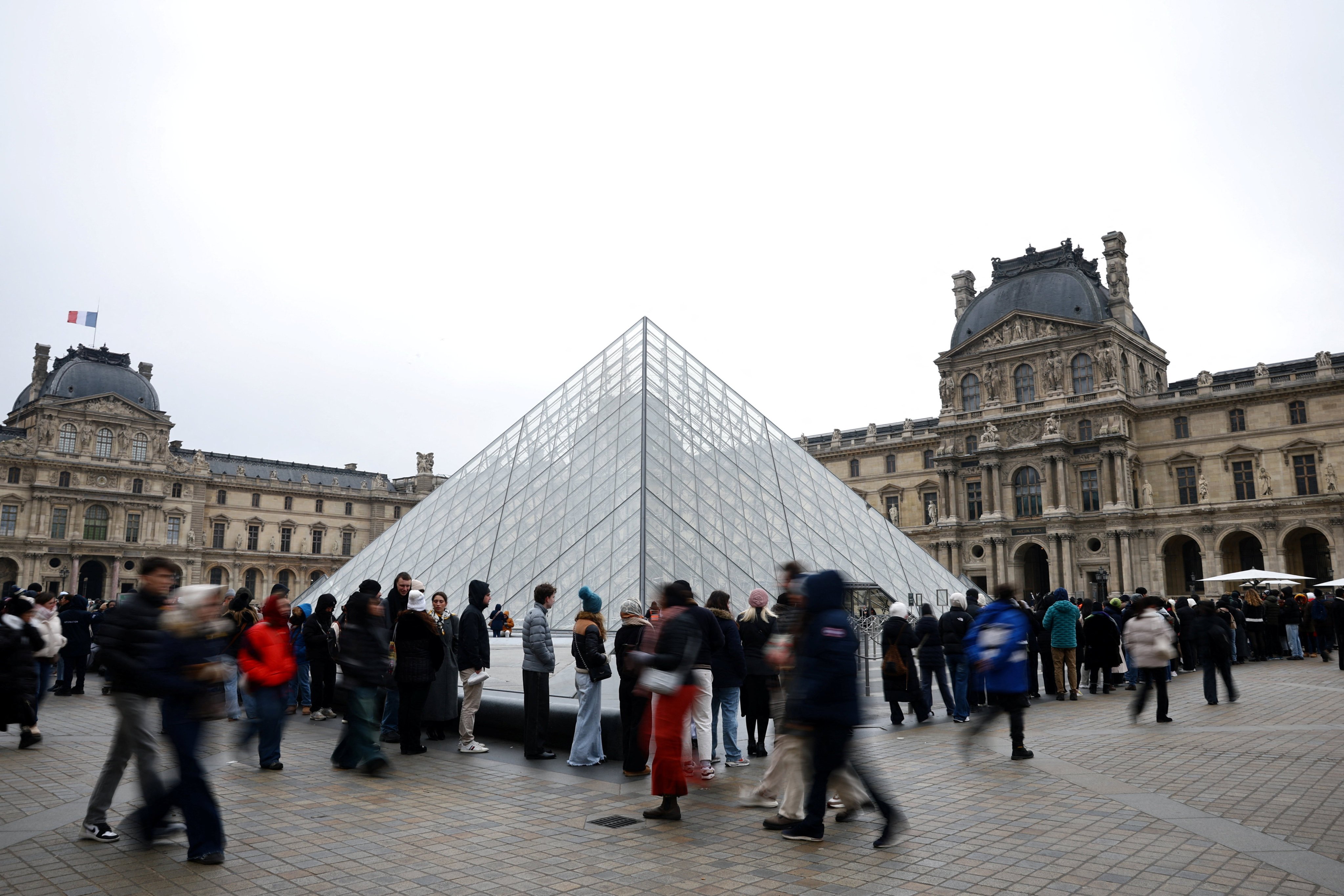 People queue to enter the Louvre Museum, whose opening is delayed following a staff meeting about a strike over pay and working conditions at the museum, on January 5, 2026. Photo: Reuters