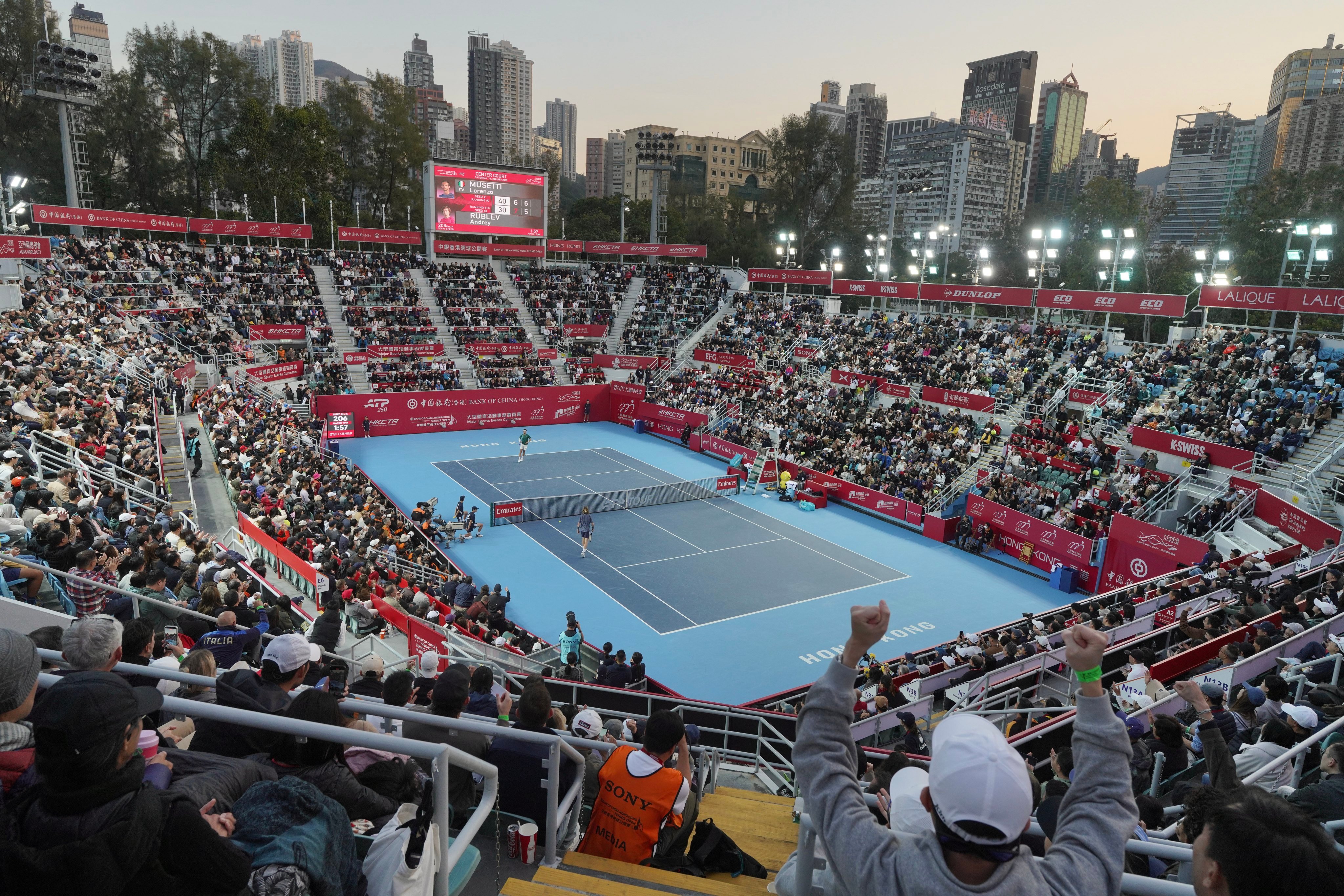 Fans cheer during a semifinal of the Bank of China Hong Kong Tennis Open at Victoria Park on January 10. Photo: Karma Lo