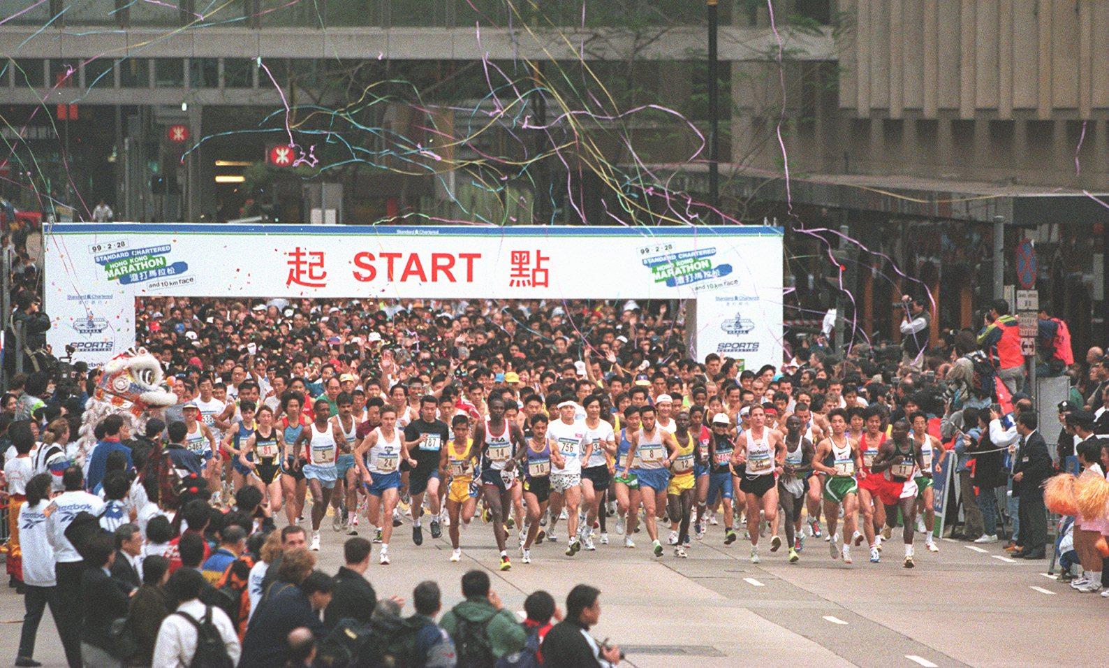 Runners during the Standard Chartered Hong Kong Marathon in 1999. This was the first time the running event was held in the heart of the city. Photo: David Wong