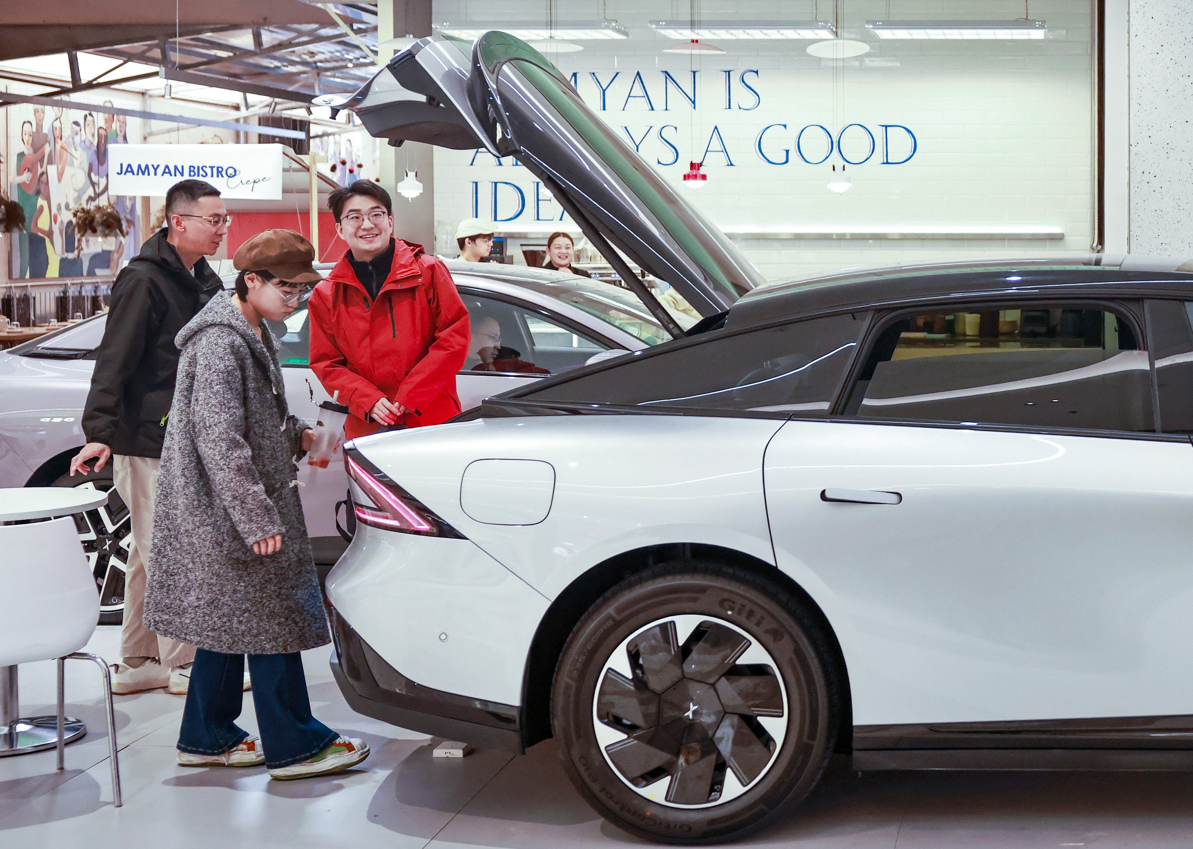 Customers check out an EV at a shopping center in Wuhan, in central China’s Hubei province, on January 14, 2026. Photo: Xinhua