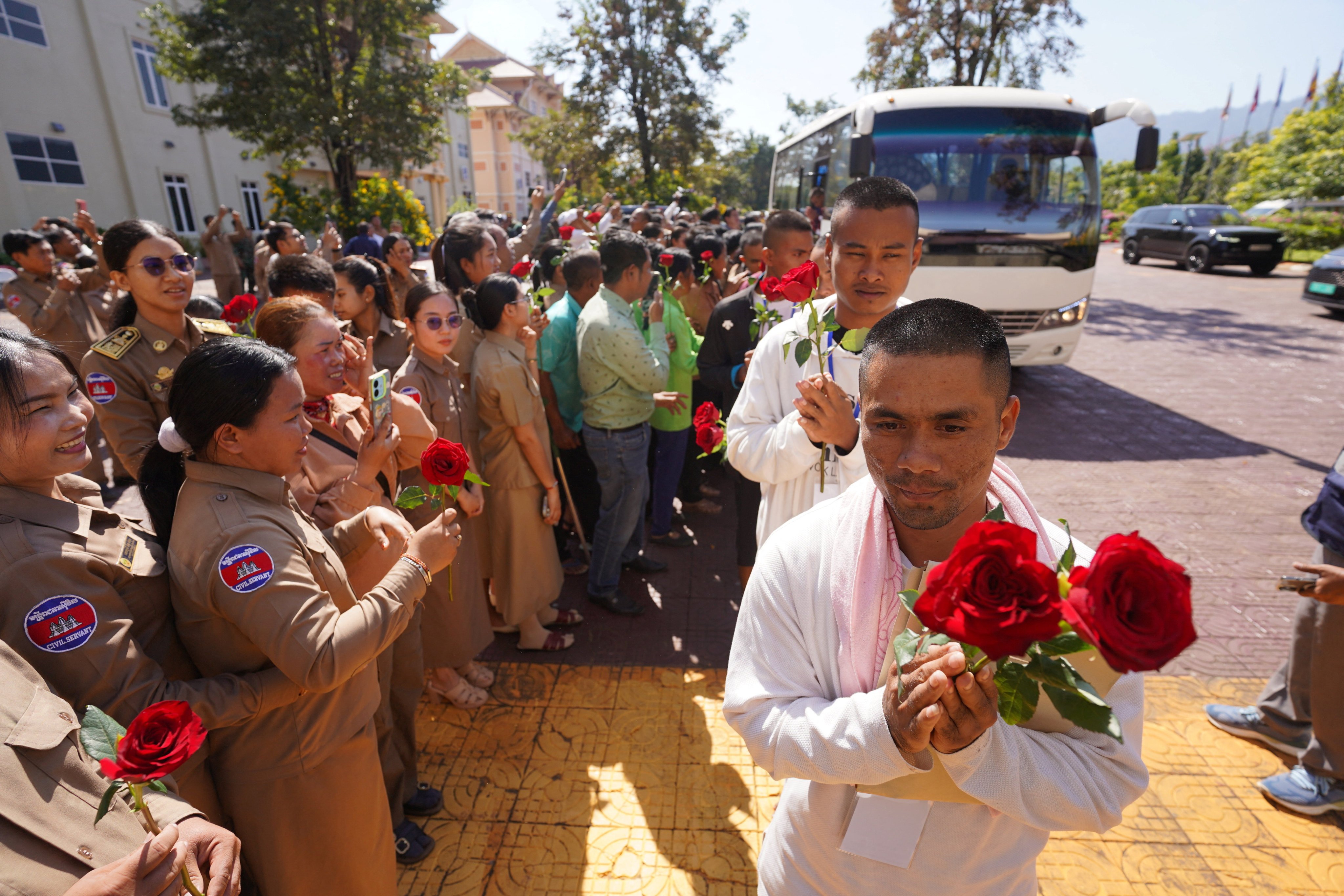 Cambodian soldiers repatriated from Thailand  receive roses following their release on December 31, 2025. Photo: Reuters