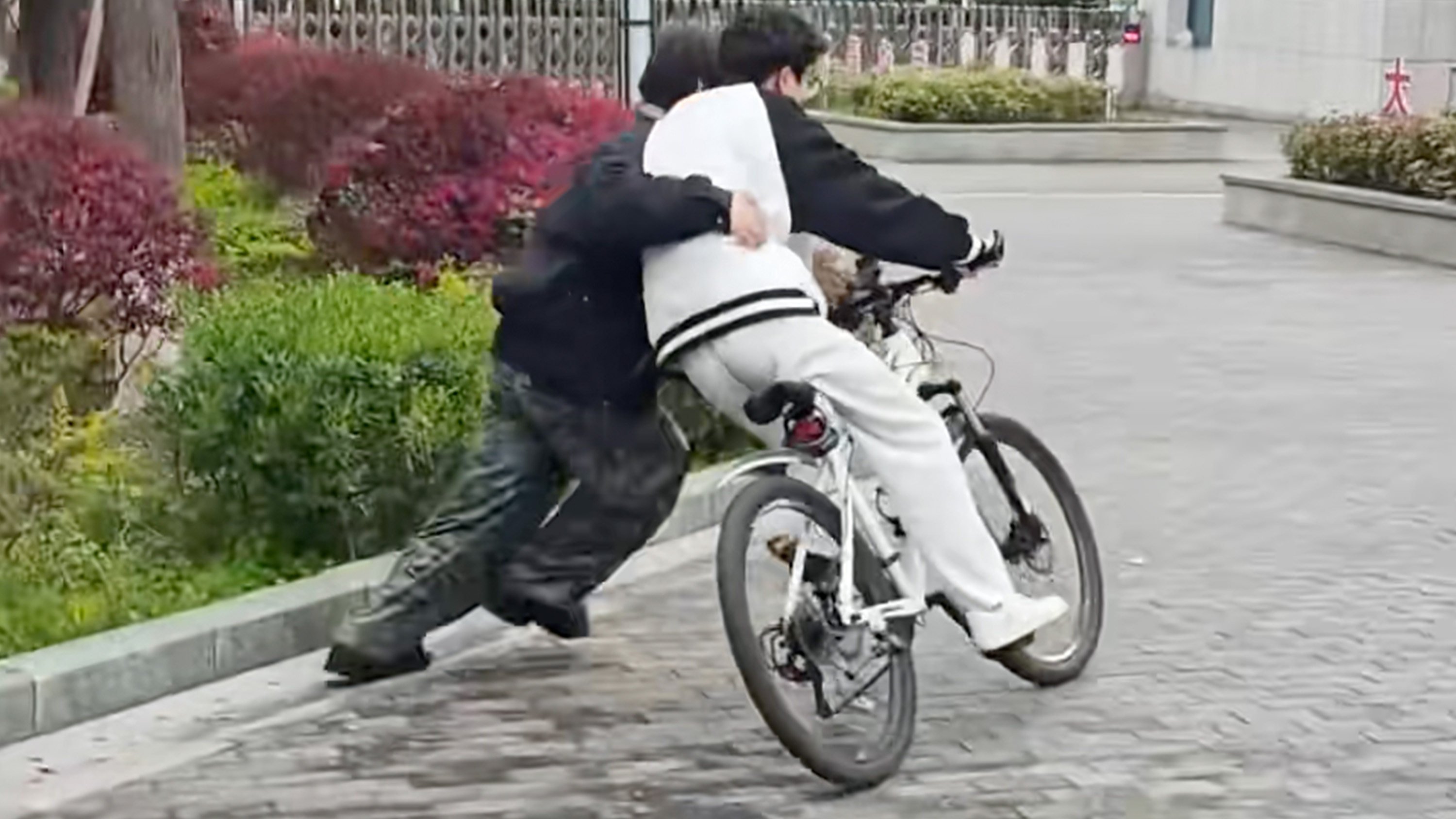 A man who is studying a master’s in sport education in Shanghai earned 270,000 yuan (US$39,000) in two years teaching hundreds of people to ride bicycles. Photo: RedNote