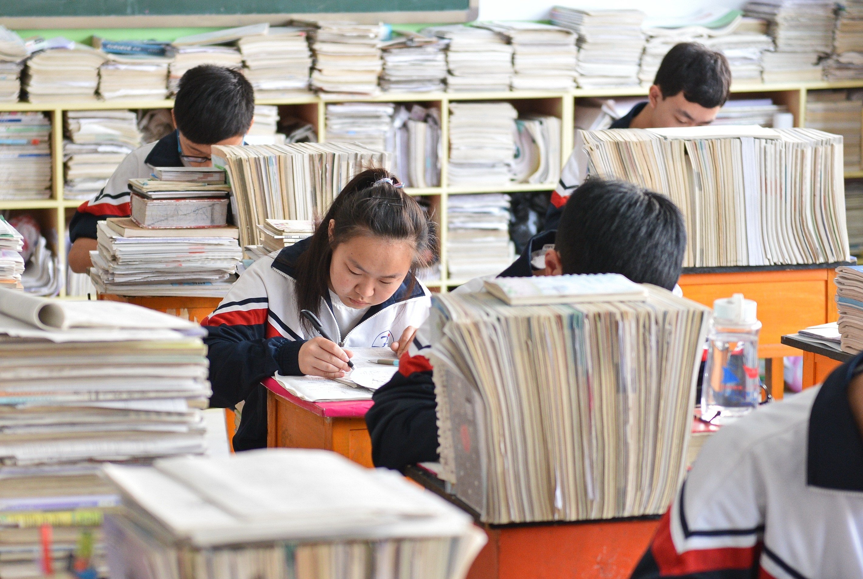 Students study at a high school in Renxian county, Hebei province, on May 7, 2015. Photo: Xinhua