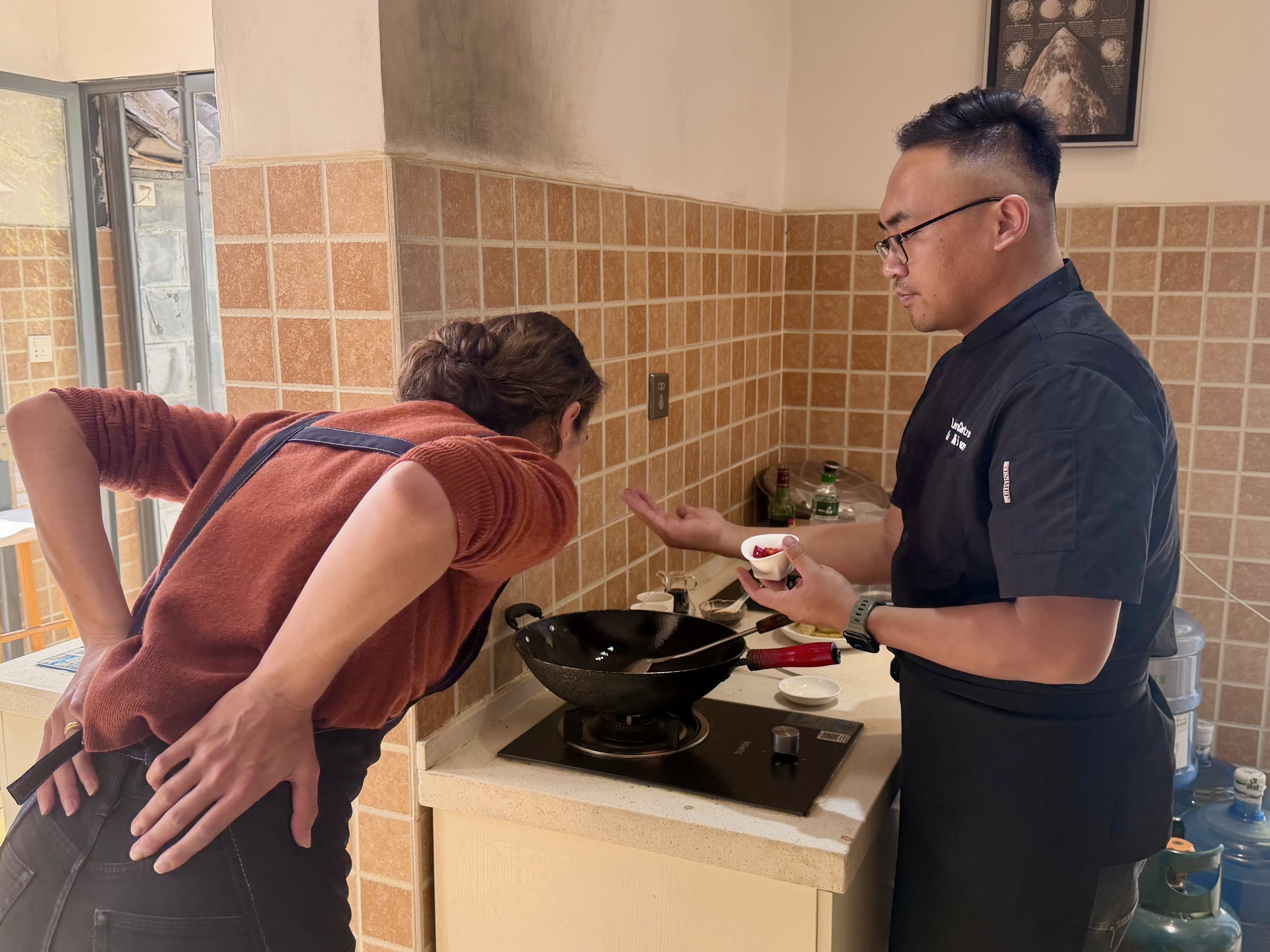 Kang Hui (right) runs a cooking lesson at the Linden Centre in Xizhou, a town located just outside Dali in China’s Yunnan province. Photo: Xiong Yang