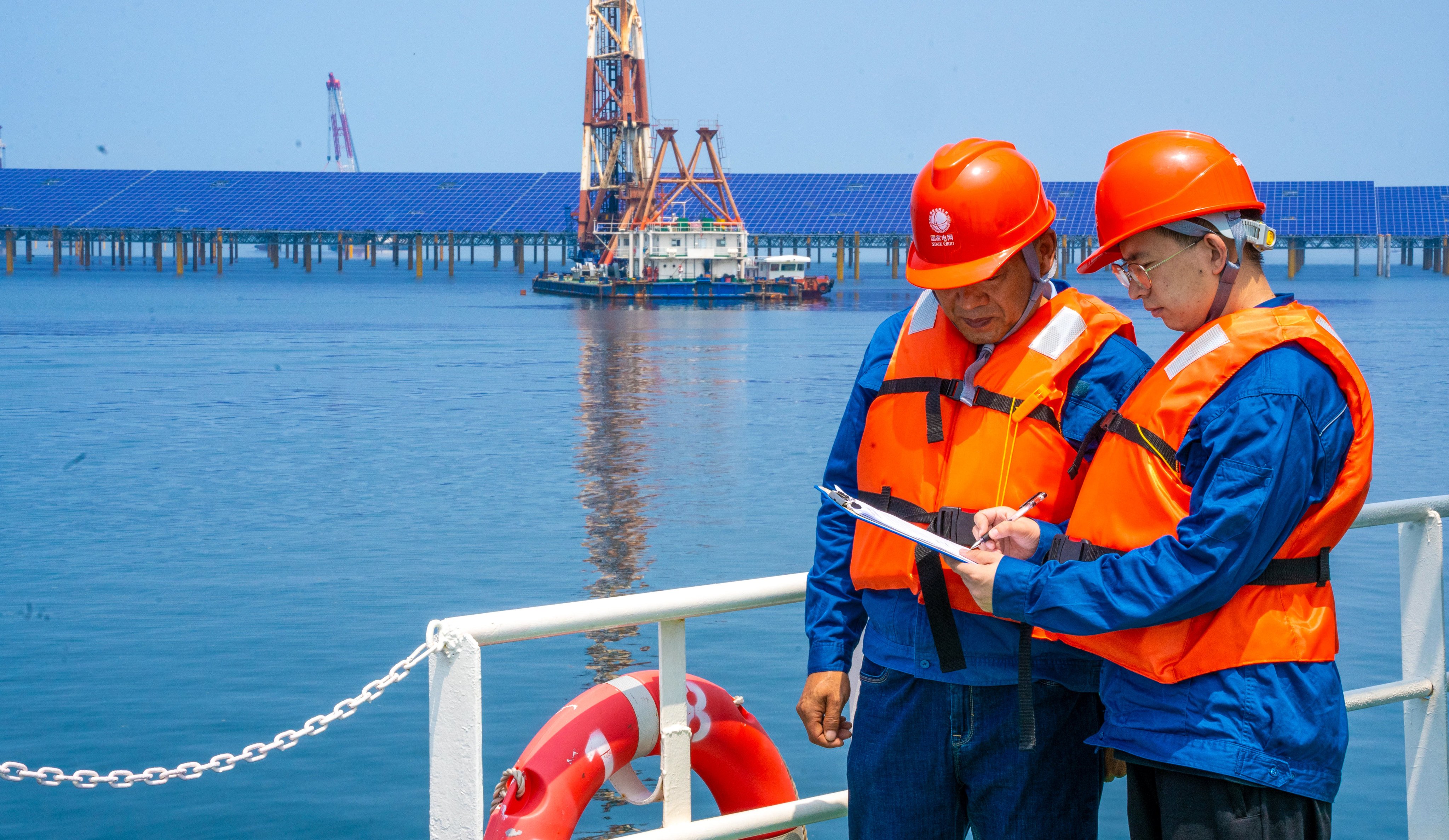 Staff members of the State Grid Yantai electric power supply company work at an offshore photovoltaic power project in the waters of Zhaoyuan city, eastern China’s Shandong province on November 15, 2024. Photo: Xinhua