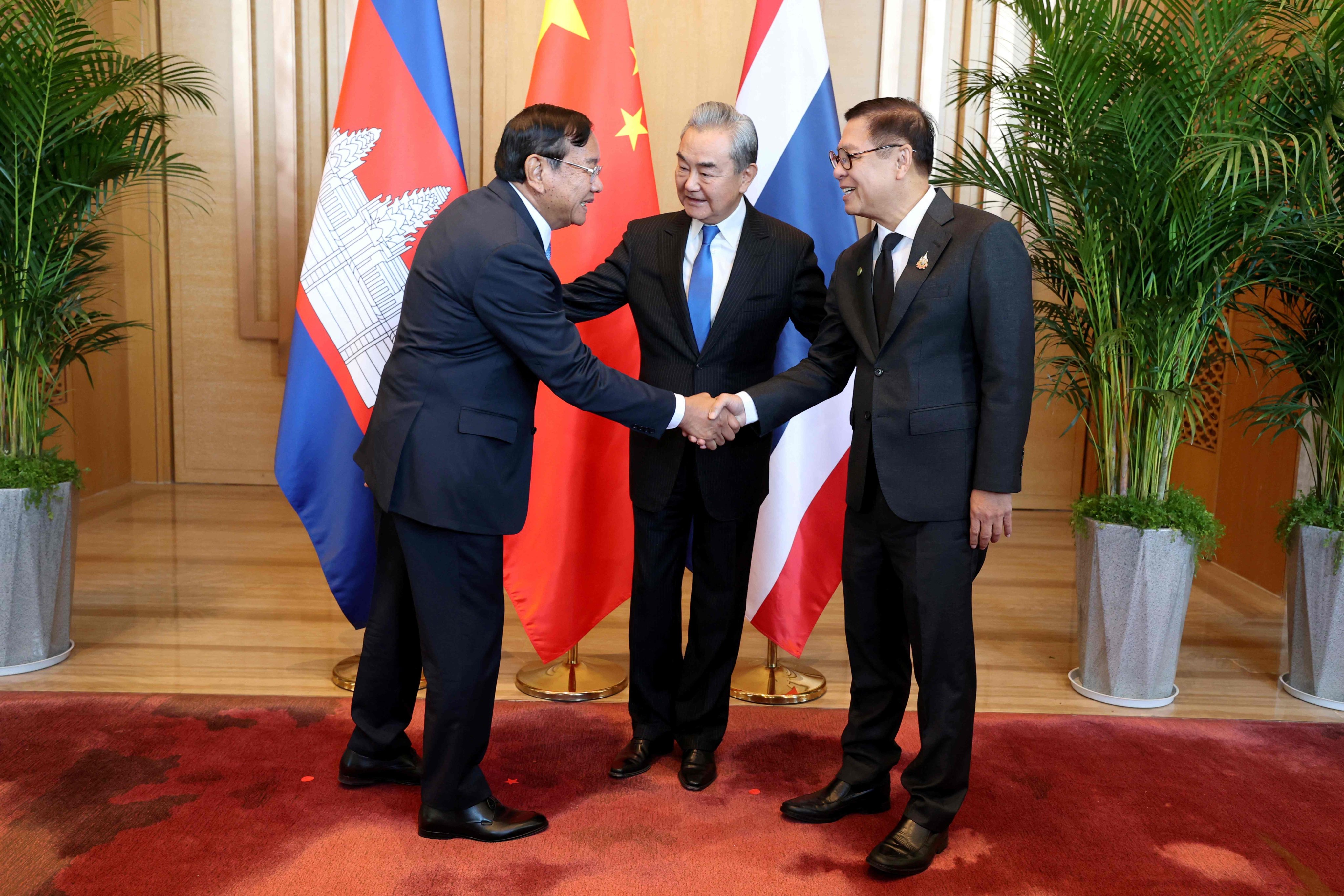China’s Foreign Minister Wang Yi (centre) looks on as Thailand’s Foreign Minister Sihasak Phuangketkeow (right) shakes hands with  Cambodia’s Deputy Prime Minister Prak Sokhonn  during a meeting in China’s Yunnan province on December 29, 2025. Photo: Agence Kampuchea Presse/AFP