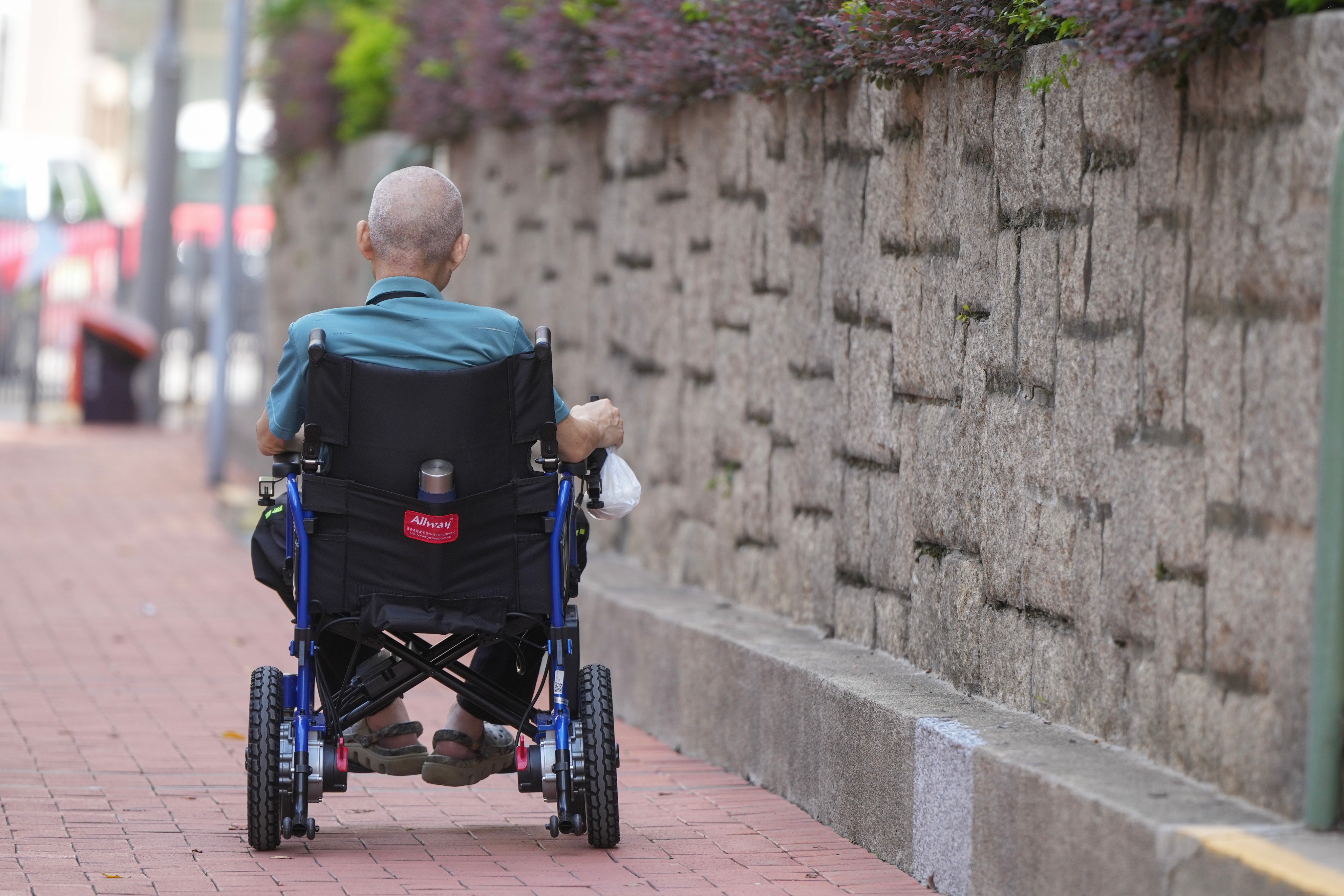 Experts have urged the government to speed up efforts to locate more at-risk elderly residents. Photo: Sam Tsang