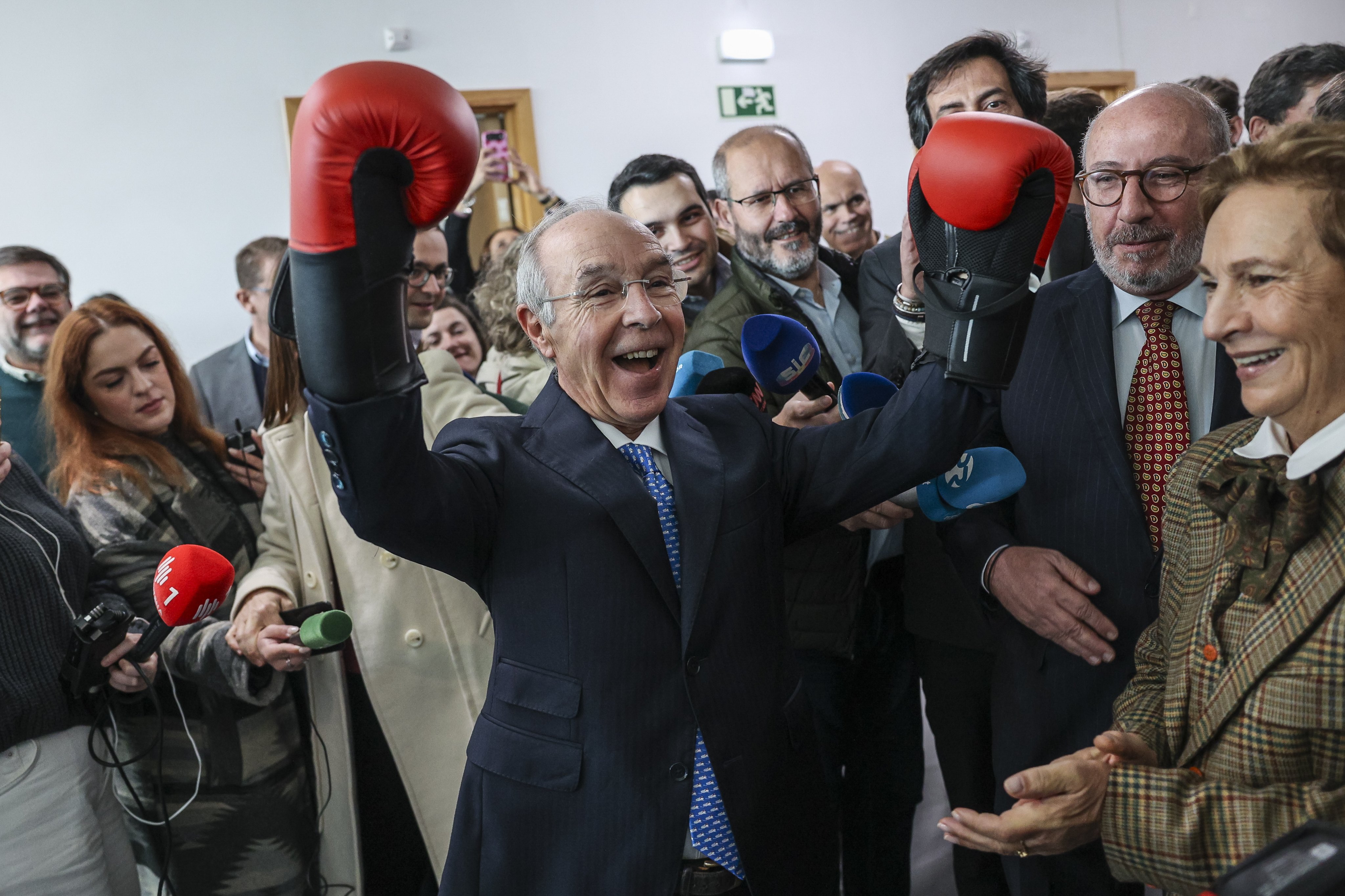 Presidential candidate Luís Marques Mendes of the current president’s Social Democratic Party dons boxing gloves during a visit to a nursing home on the campaign trail in Cascais, on January 9. Photo: EPA-EFE