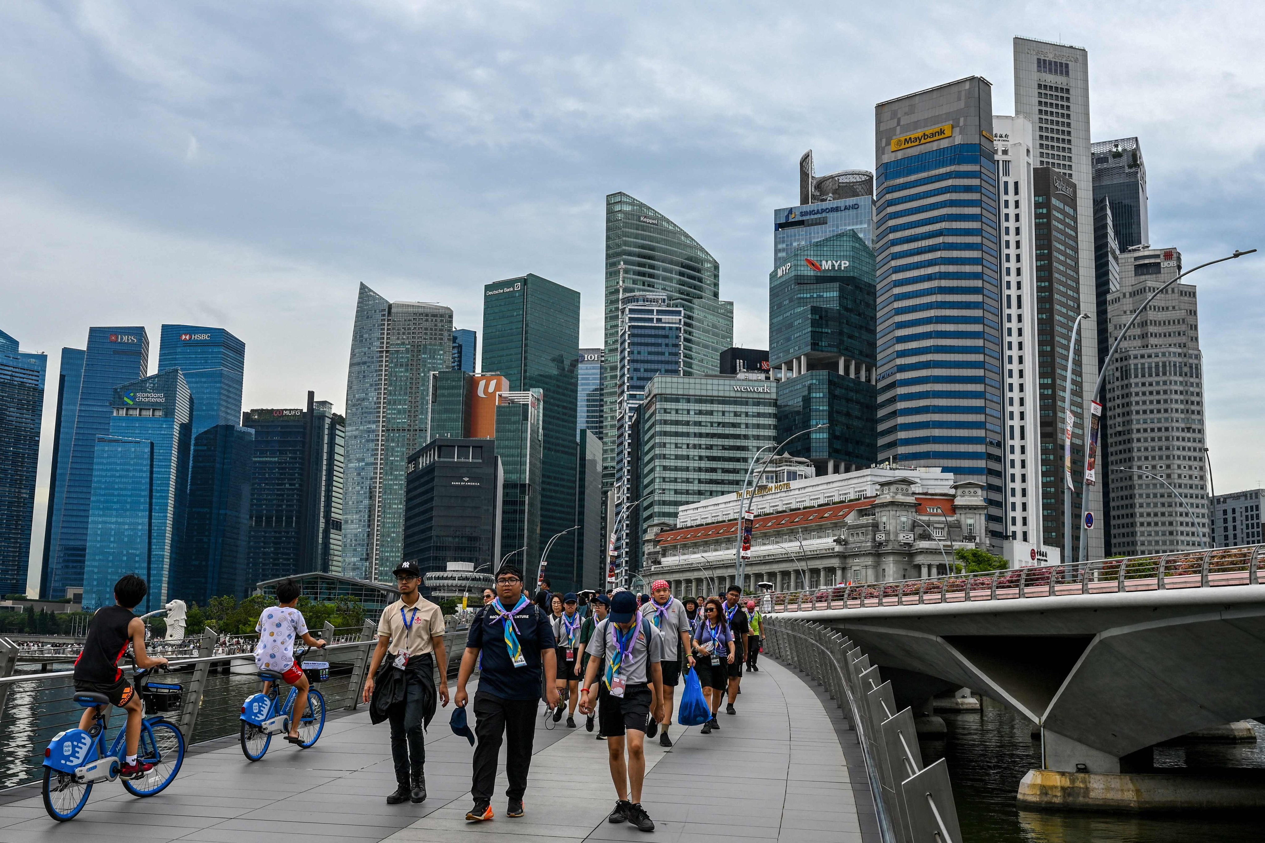People walk across the Jubilee Bridge at the Marina Bay waterfront in Singapore on November 21, last year. Photo: AFP
