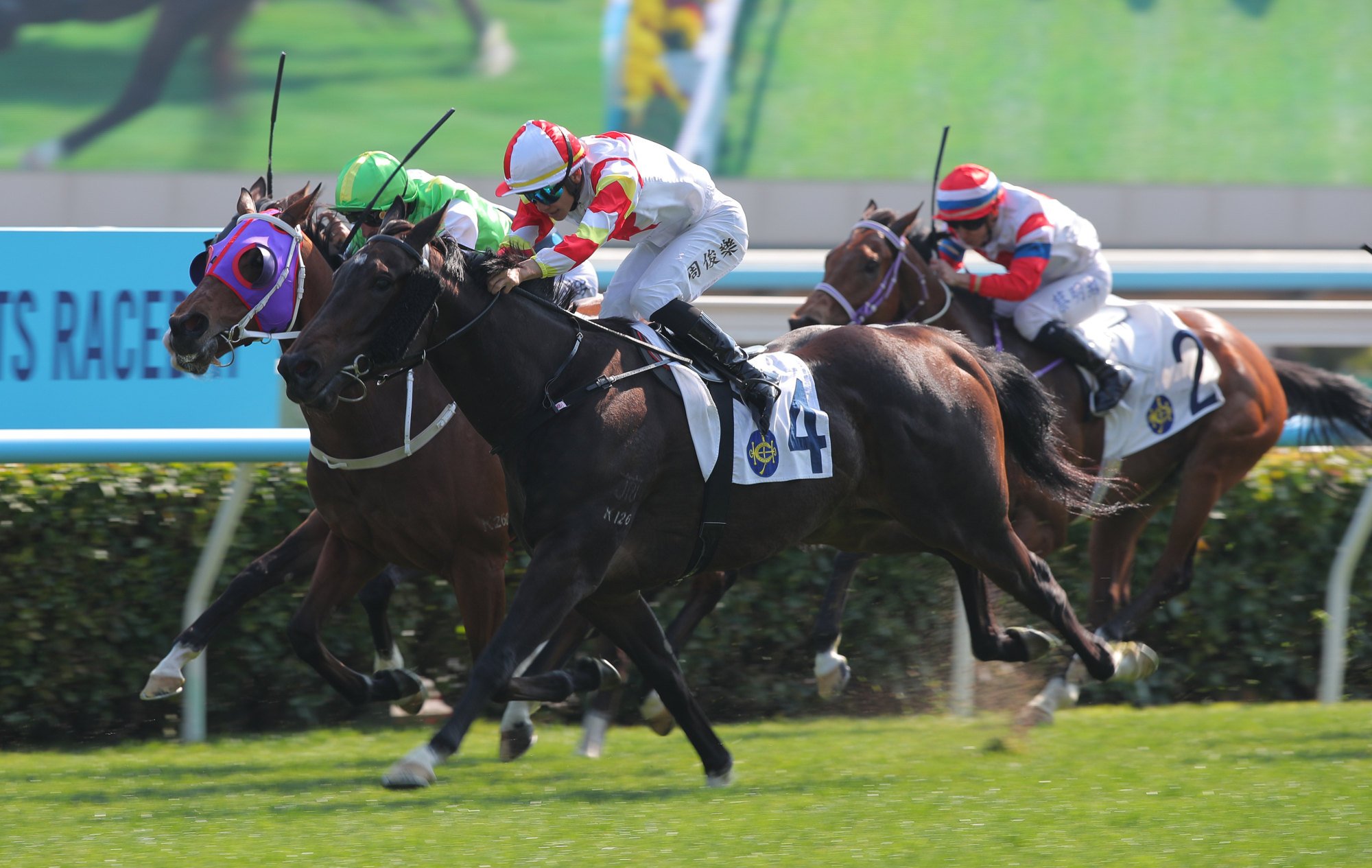 Jerry Chau lifts Lucky Twin Stars to a narrow win.