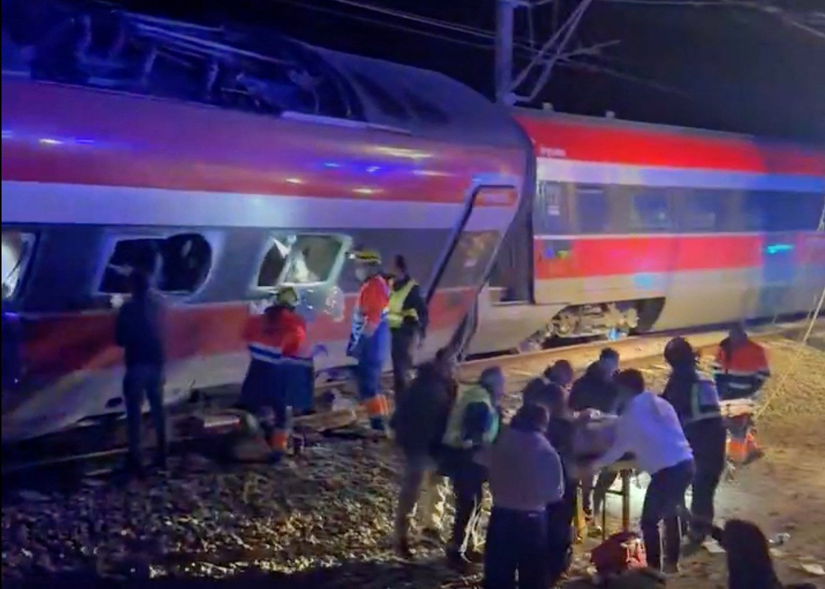 Emergency personnel at the scene of the derailments in Adamuz, southern Spain. Photo: @eleanorinthesky/X via Reuters