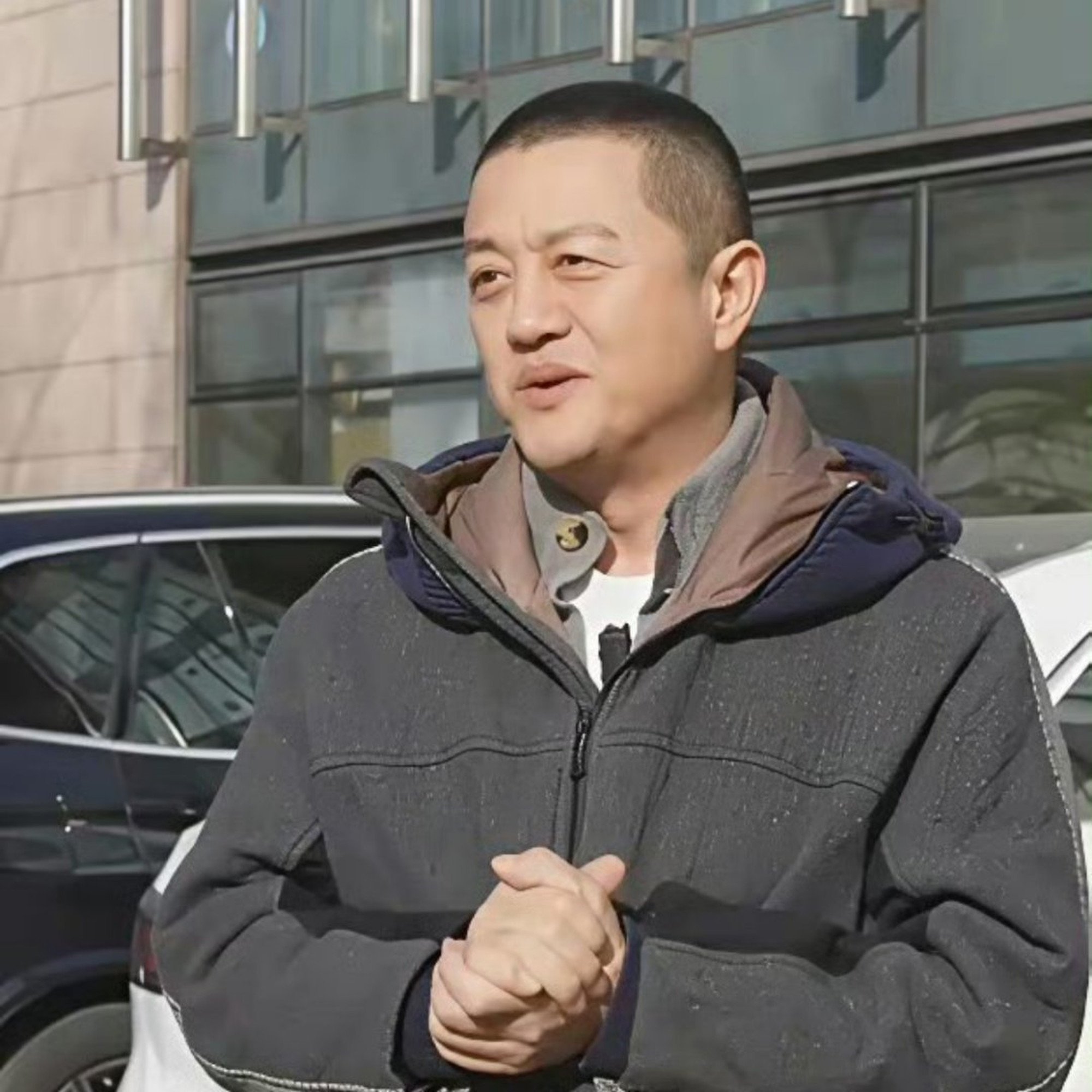 Li speaks about the financial struggles the hospital has been going through. Photo: Weibo