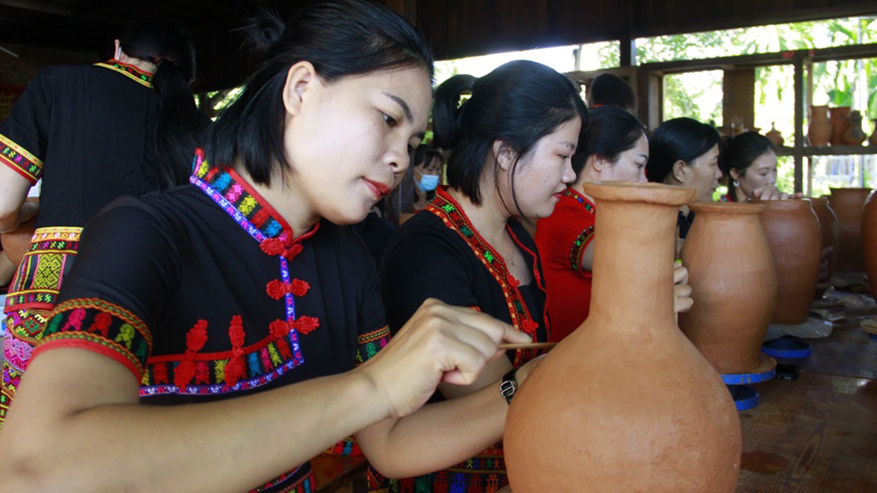 The Li ethnic group in China boasts a 6,000-year-old pottery tradition which is passed down exclusively among women, with men historically banned from observing the process. Photo: ccmapp.cn