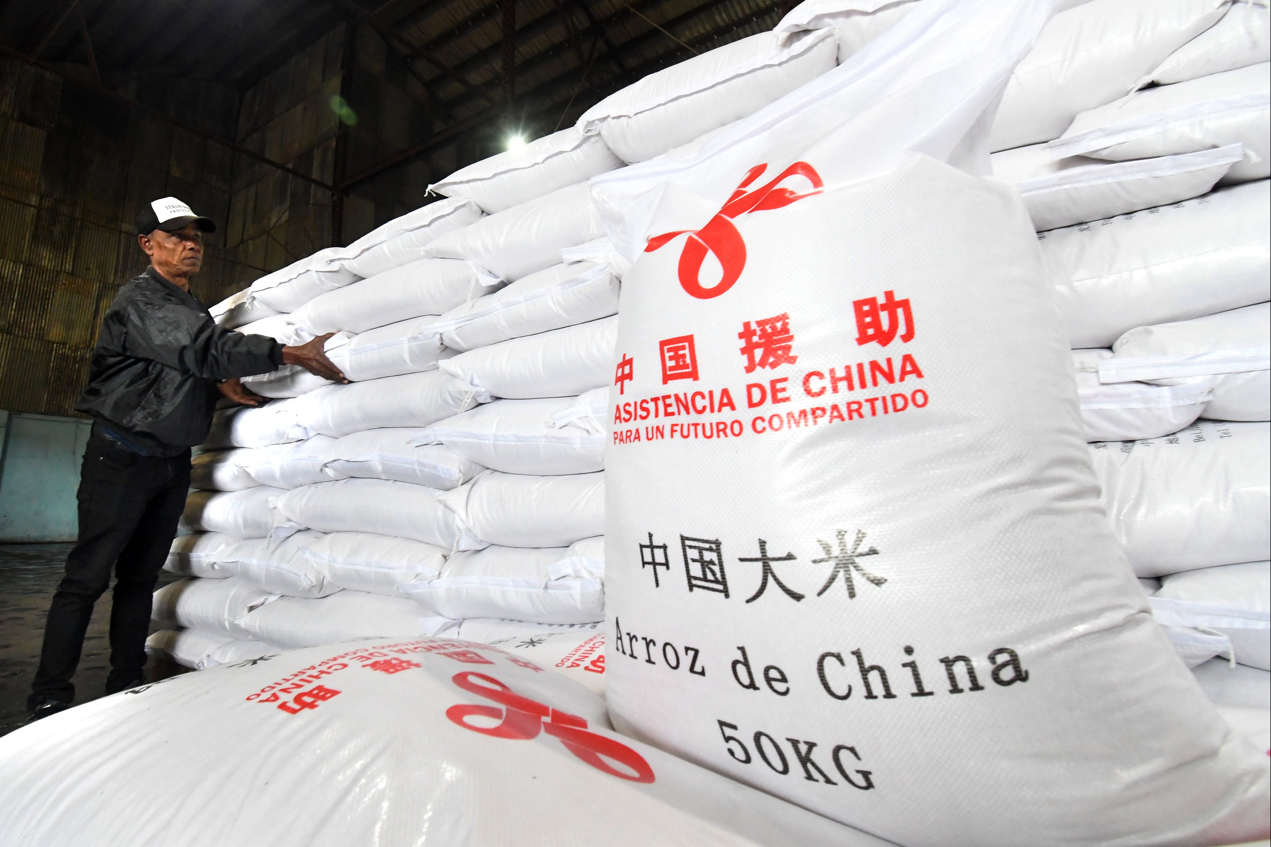 Workers in Havana, Cuba stack donated rice that arrived from China on Monday. Photo: Xinhua