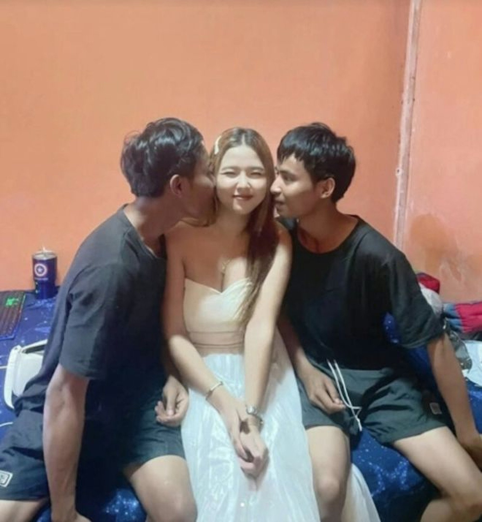 Restaurant worker Fah says she sleeps “in the middle”, between the twins. Photo: 163.com