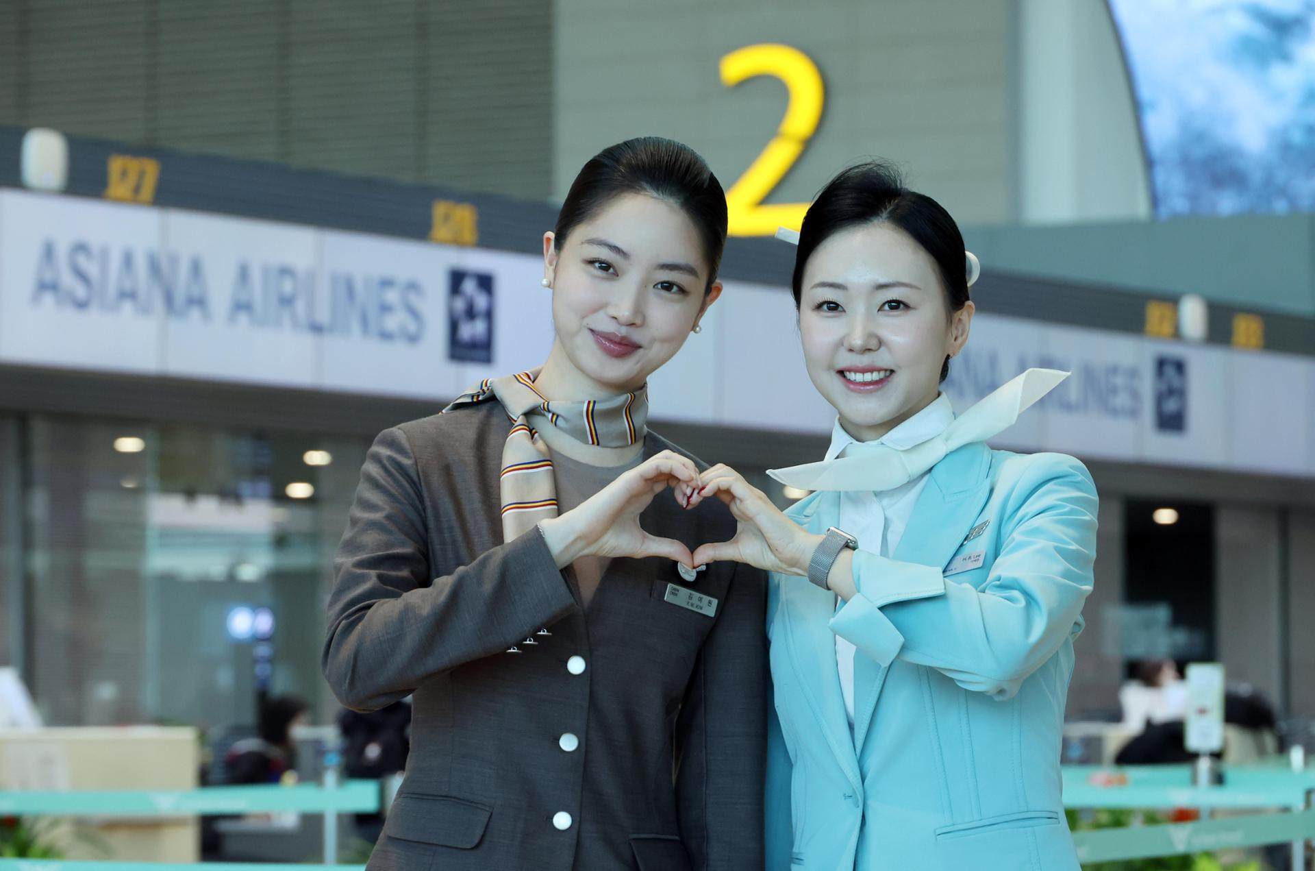 Flight attendants of Asiana Airlines (left) and Korean Air pose at Incheon International Airport’s Terminal 2 in South Korea. Photo: The Korea Times
