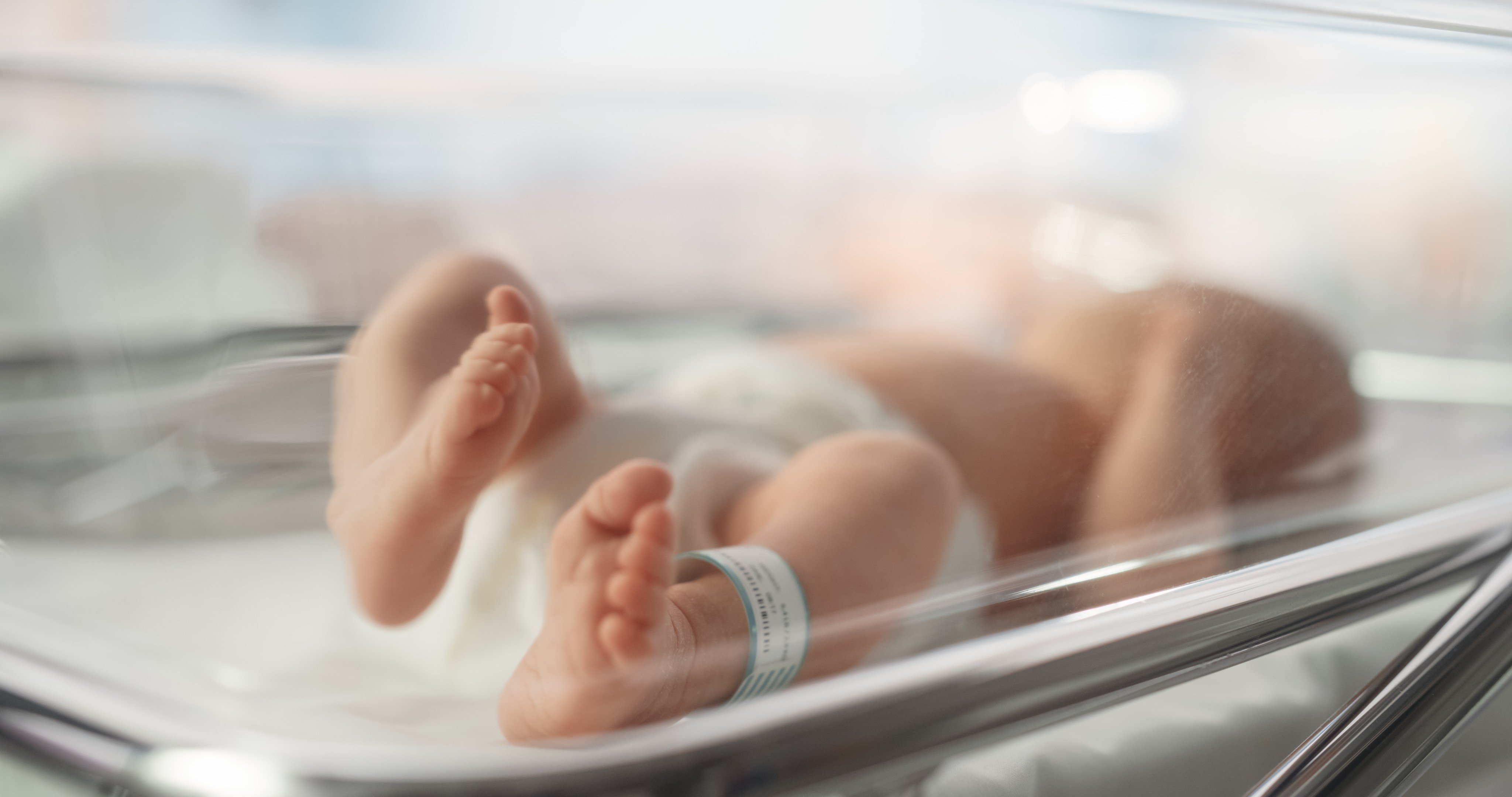 A newborn baby lies in a hospital bassinet. Photo: Shutterstock