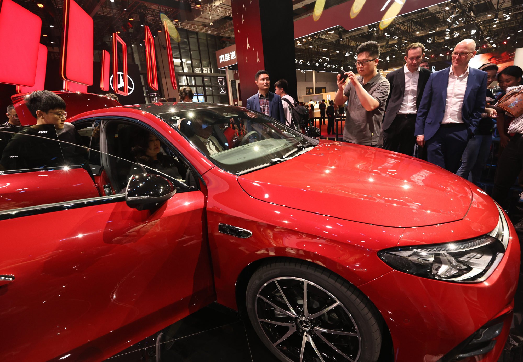 Visitors check out a Mercedes-Benz electric vehicle on display during the 21st Shanghai International Automobile Industry Exhibition in Shanghai on April 23, 2025. Photo: Xinhua