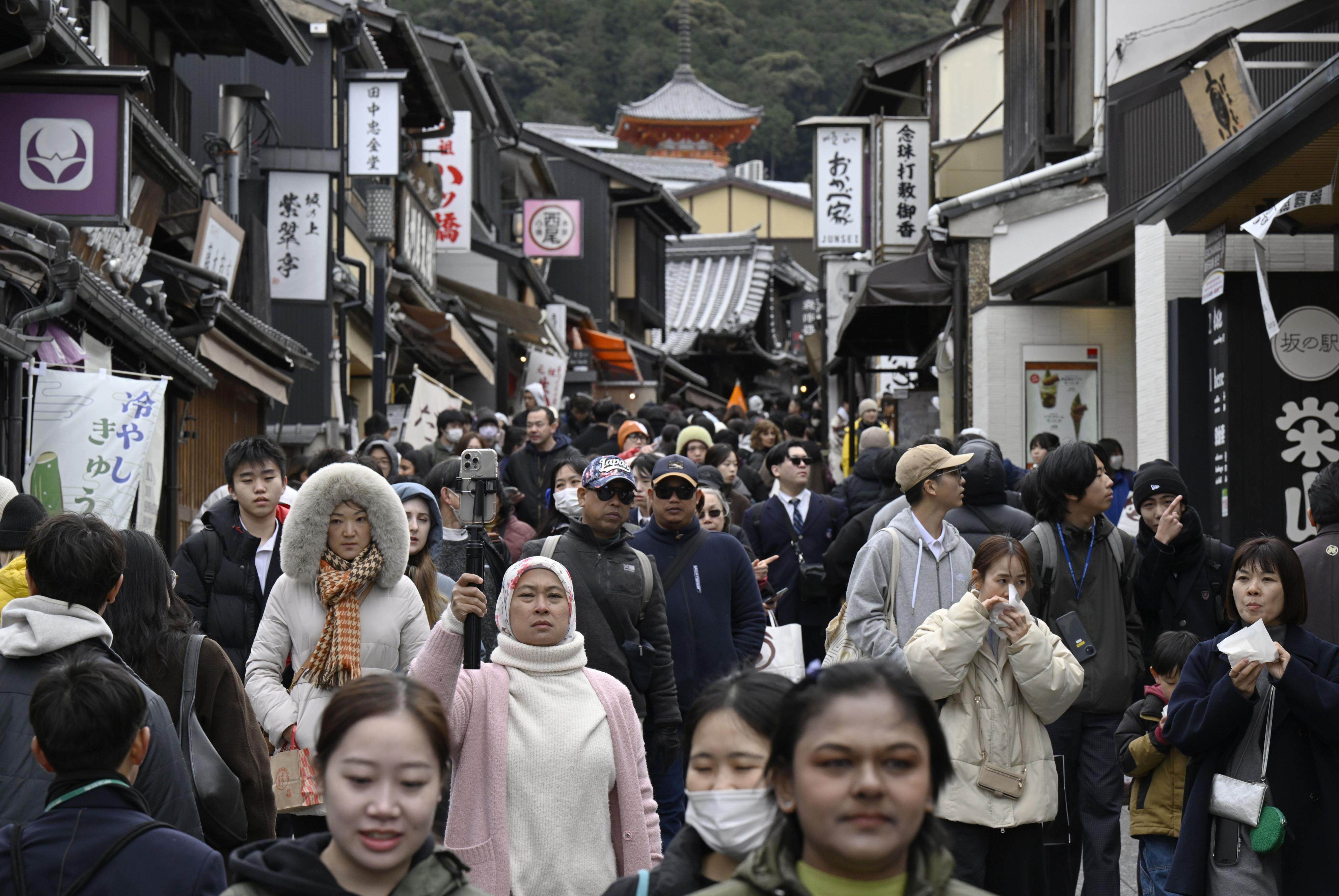 Tourists pack a street near Kiyomizu-dera temple in Kyoto, western Japan, on Jan. 20, 2026. The number of foreign visitors to Japan surged 16 percent to an estimated 42.7 million in 2025, exceeding 40 million for the first time. (Kyodo)
==Kyodo
NO USE JAPAN