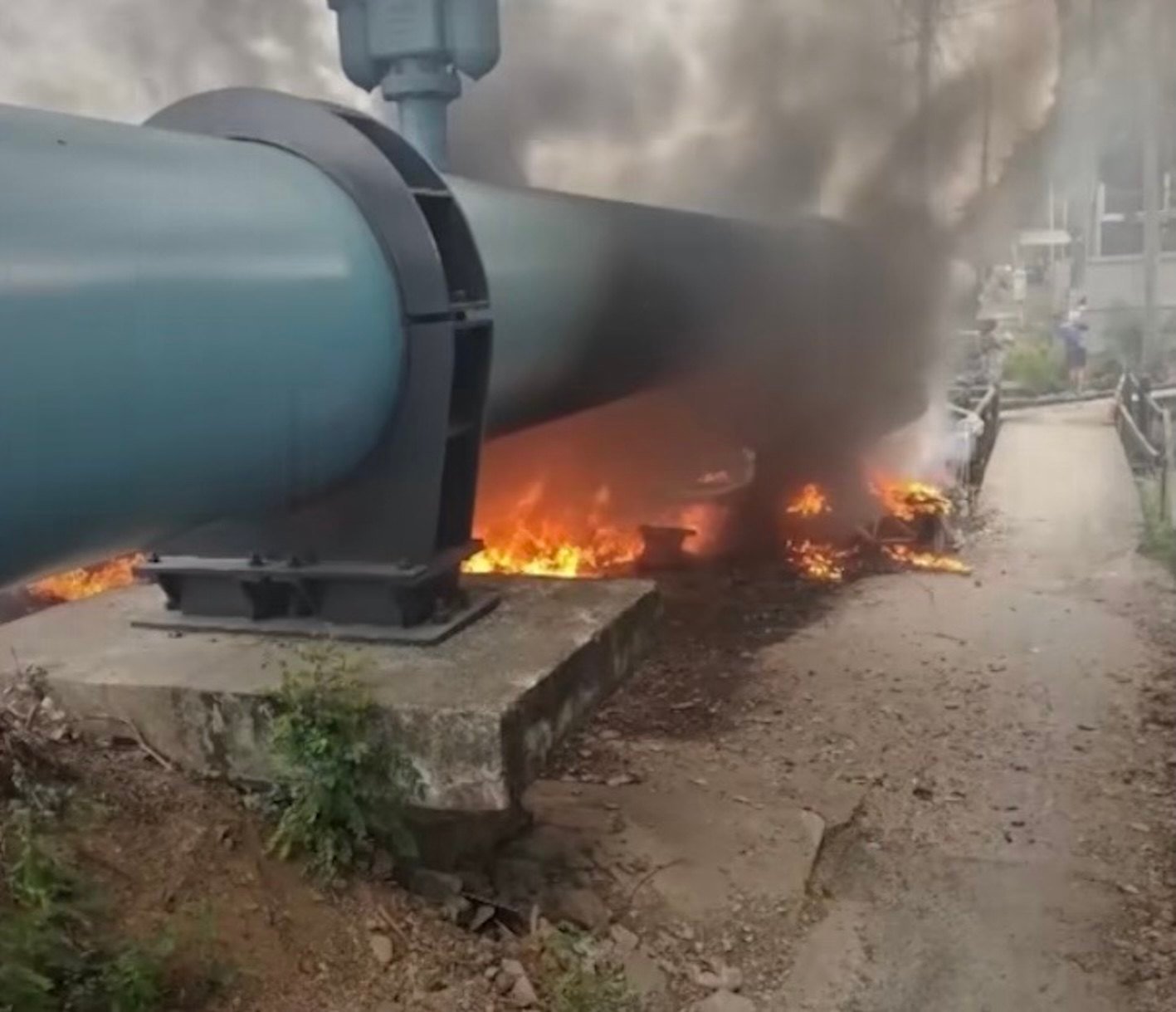 An incident involving three children who allegedly set a man on fire under a bridge in Prawet, Bangkok, on Monday was caught on video. Photo: Facebook
