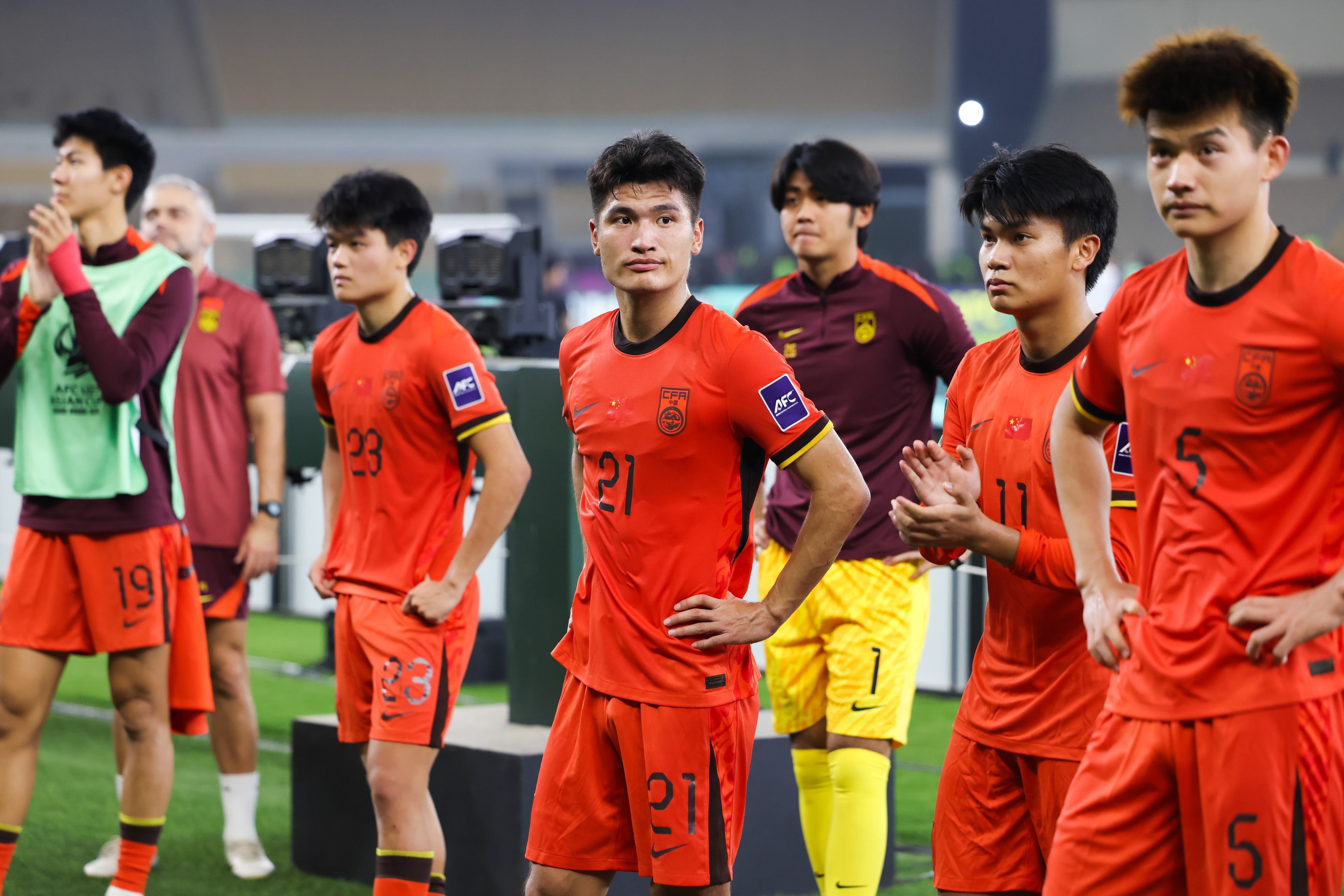 Disappointed China players reflect on their 4-0 defeat by Japan in Jeddah. Photo: Xinhua