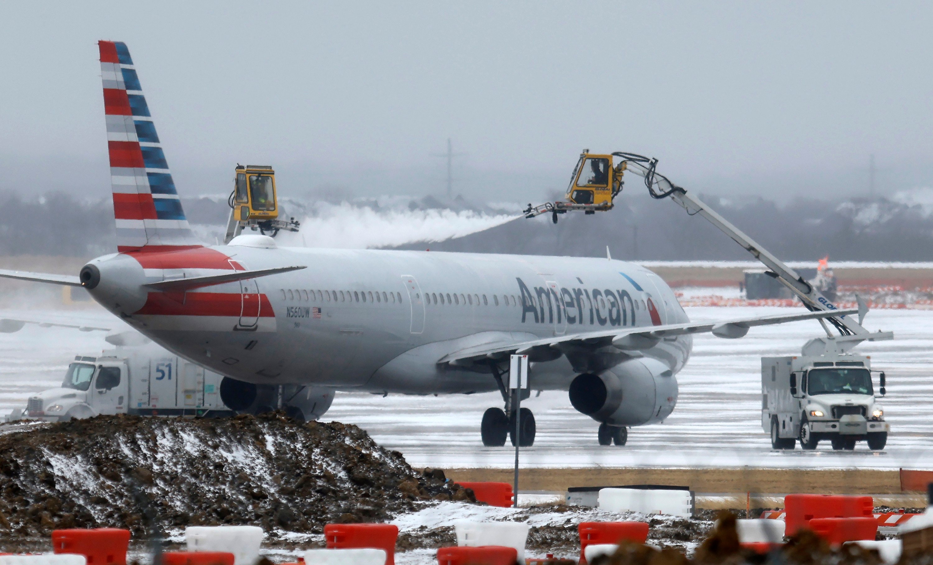 Ground crews de-ice an American Airlines jet at Dallas Fort Worth International Airport on Saturday. Photo: TNS