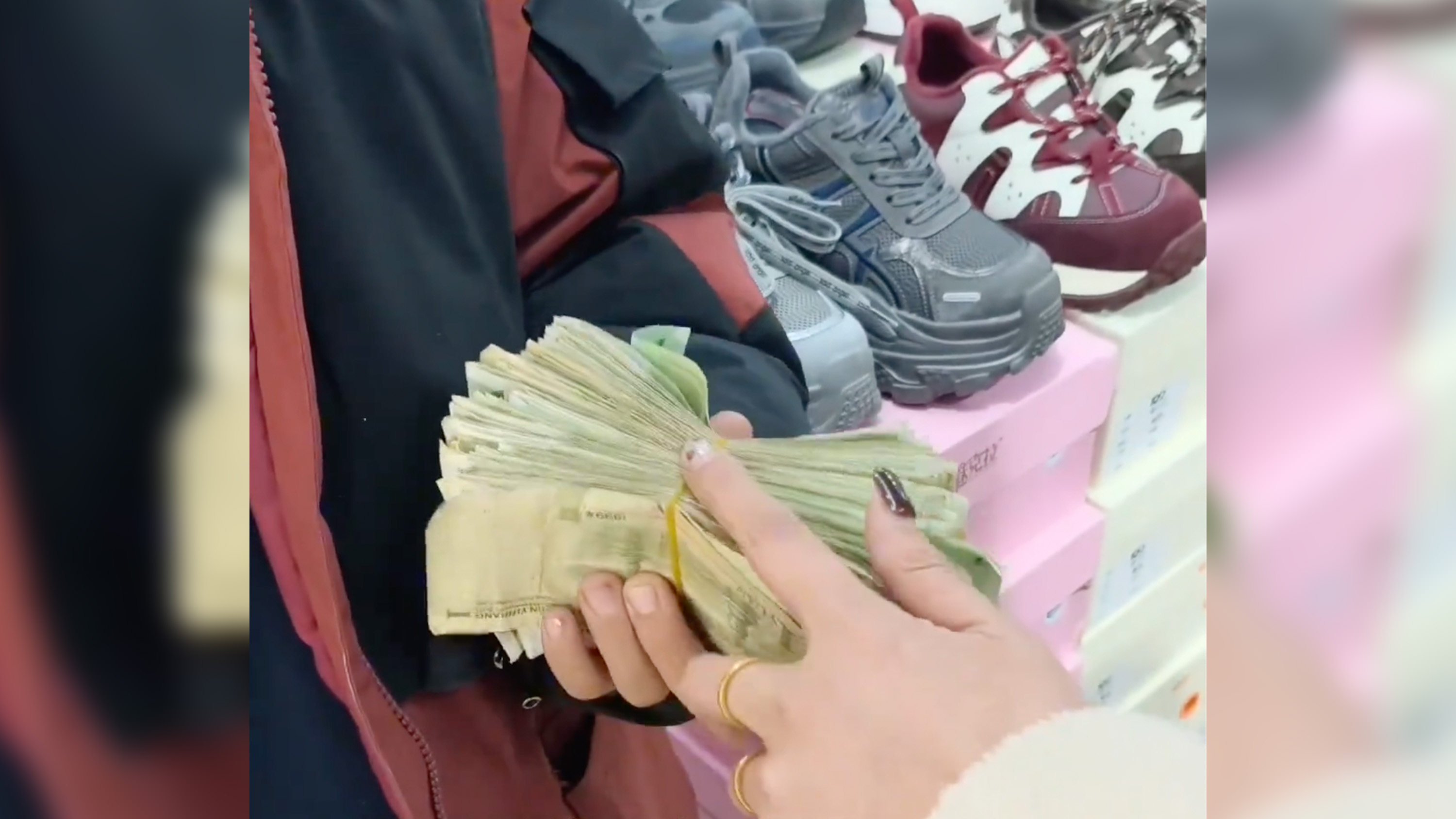 An 11-year-old boy saved for six months and took a stack of one-yuan banknotes, totalling around 200 yuan, to a shoe shop to buy a birthday gift for his mother. Photo: Douyin