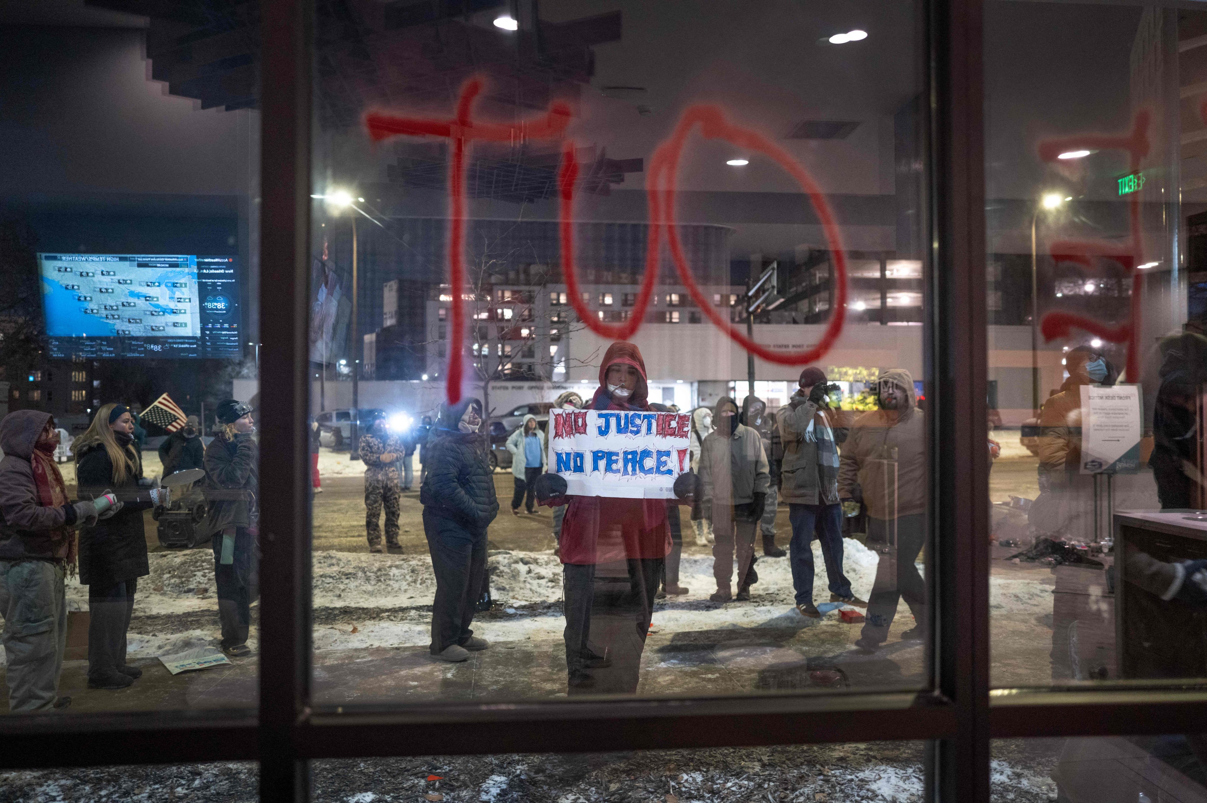 Demonstrators protest at a hotel on January 25, 2026, in Minneapolis, Minnesota, after federal immigration agents shot and killed Alex Pretti, an ICU nurse. Photo: AFP