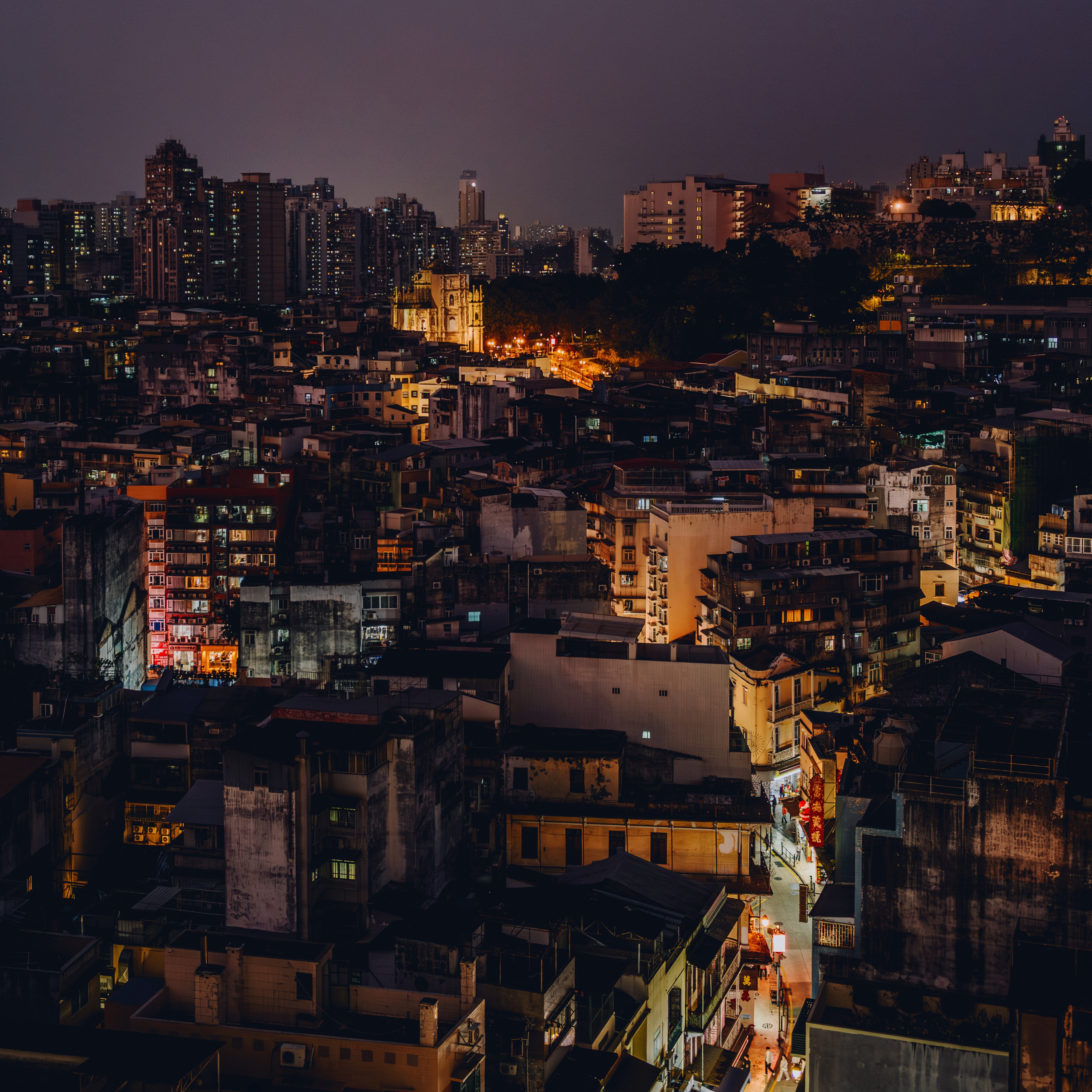 Macau’s late-night dining 
culture sets the city aglow. Photo: Jocelyn Tam