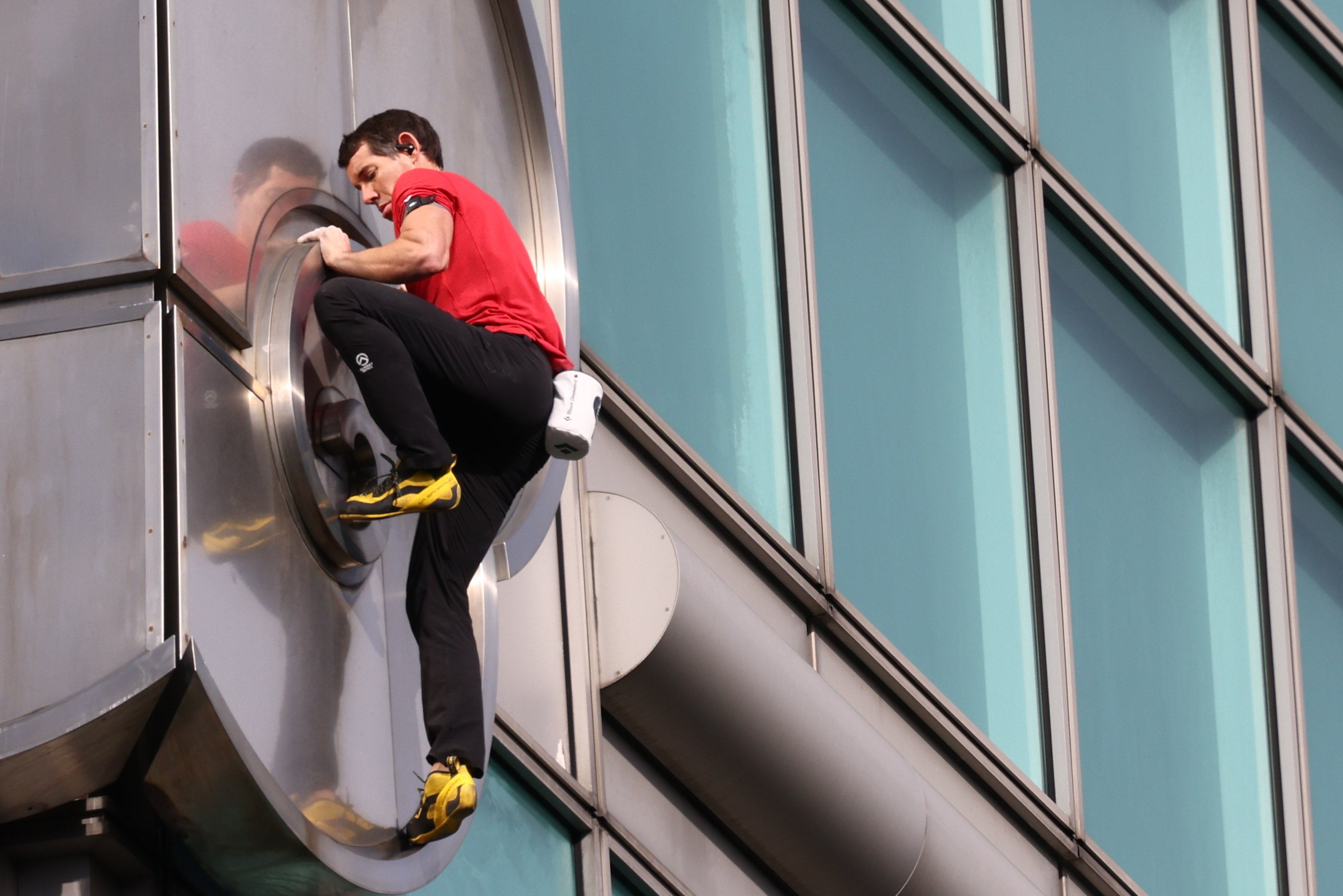 epa12678932 US rock climber Alex Honnold climbs the Taipei 101 skyscraper building, in Taipei, Taiwan, 25 January 2026.  EPA/RITCHIE B. TONGO