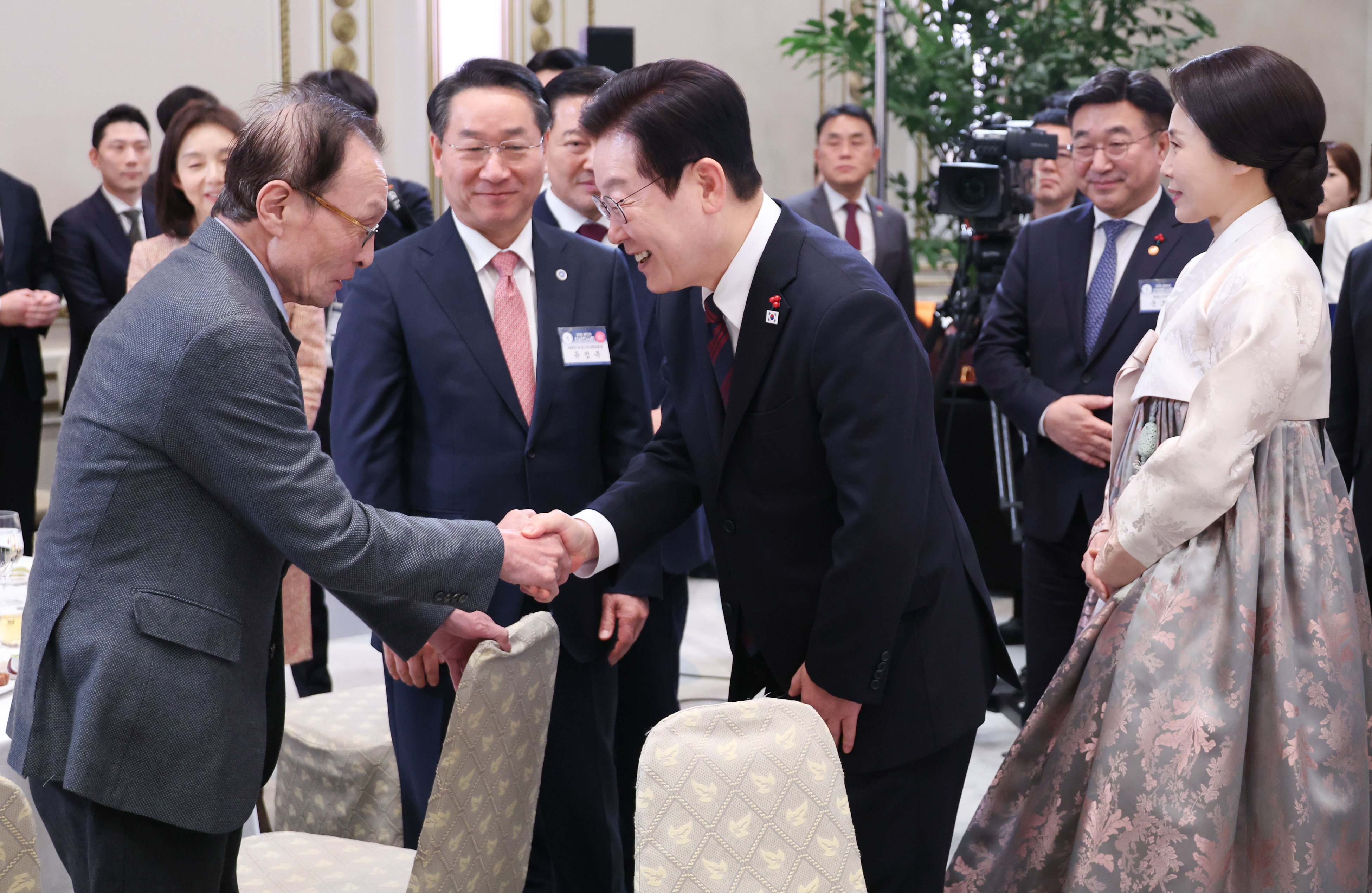 Former South Korean prime minister Lee Hae-chan (left) shakes hands with President Lee Jae Myung during a New Year’s meeting at the presidential office in Seoul on January 2. Photo: Yonhap/EPA