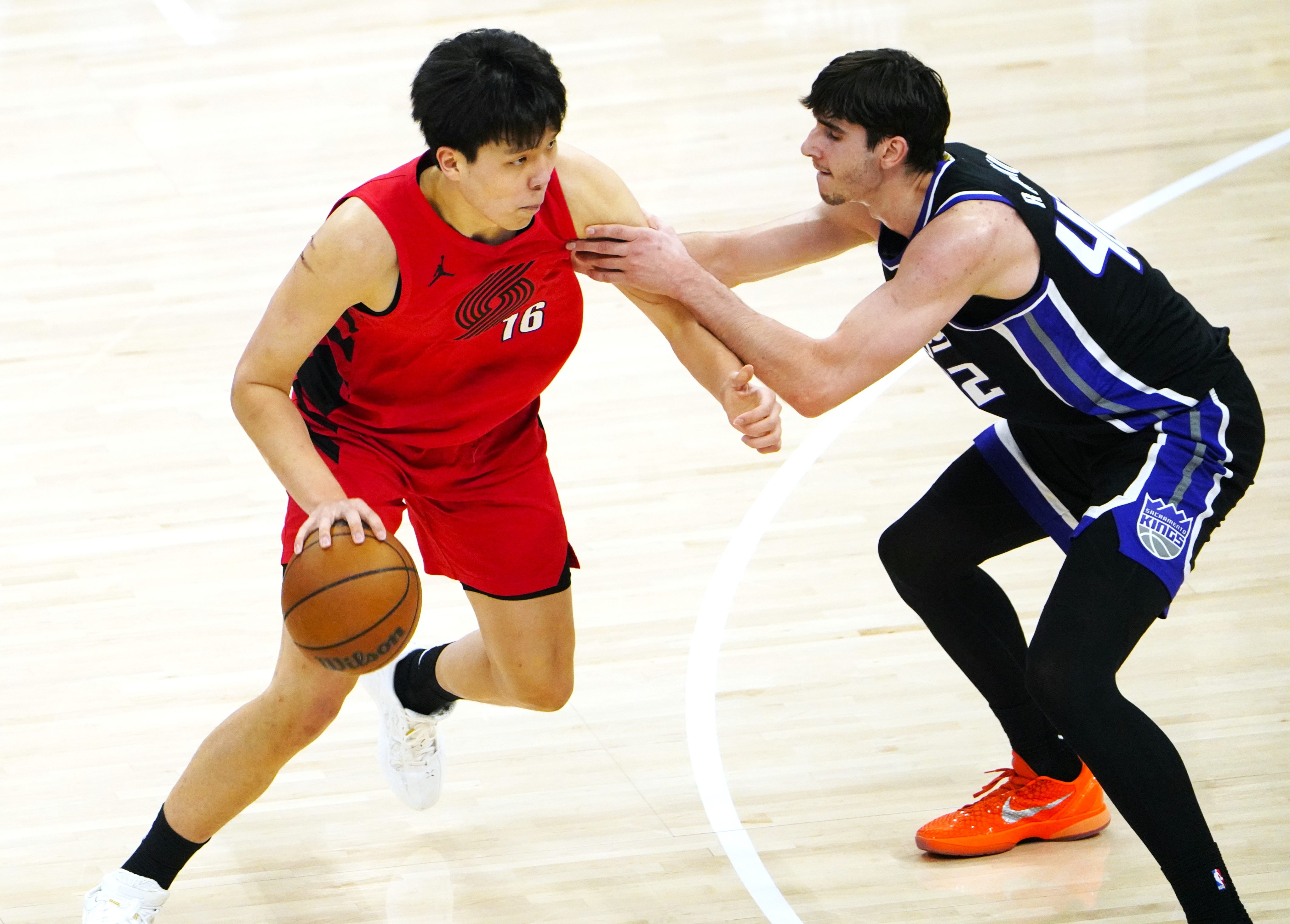 Yang Hansen (left) was a No 16 pick by the Portland Trail Blazers last summer. Photo: Xinhua